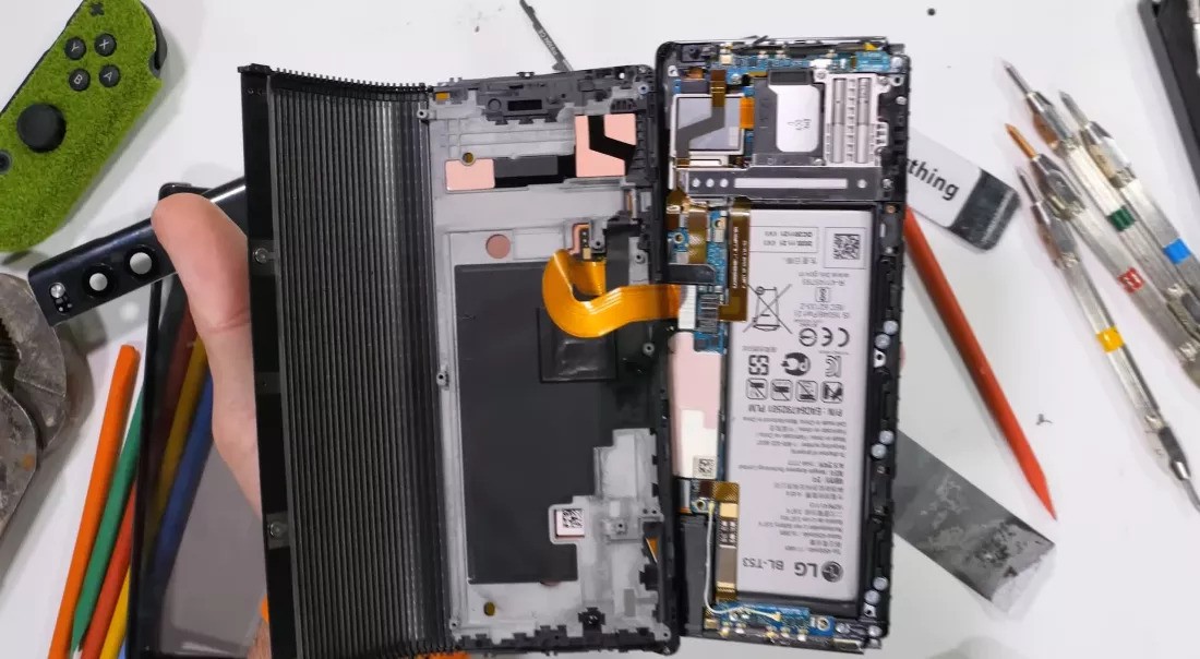 Bất ngờ khi 'mổ xẻ' chiếc smartphone màn hình cuộn bị khai tử của LG - Ảnh 1.