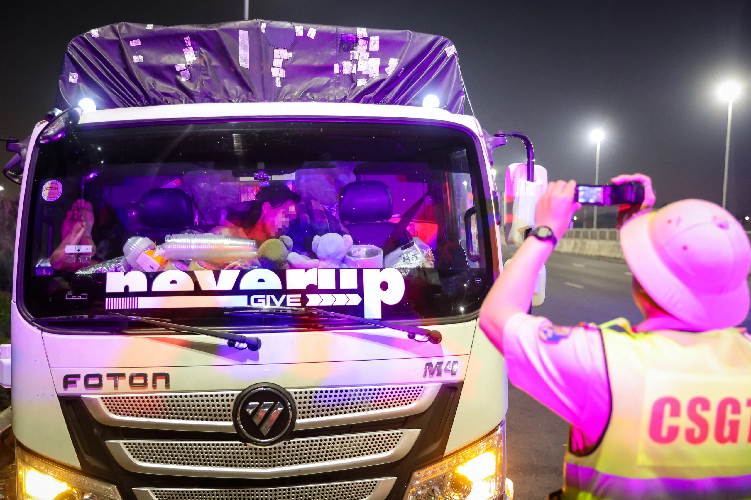 Mối nguy dừng xe trên cao tốc: Nhiều tài xế tự đẩy mình vào nguy hiểm - Ảnh 1.