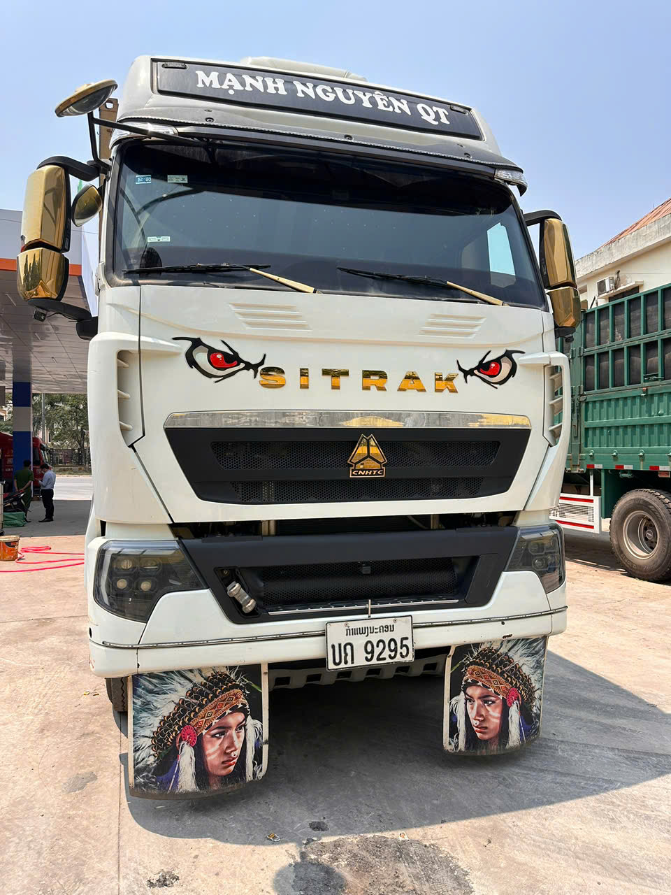 Gia cố gầm xe tải để vận chuyển trái phép dầu diesel qua biên giới- Ảnh 2.