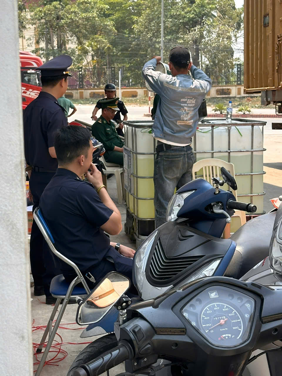 Gia cố gầm xe tải để vận chuyển trái phép dầu diesel qua biên giới- Ảnh 5.