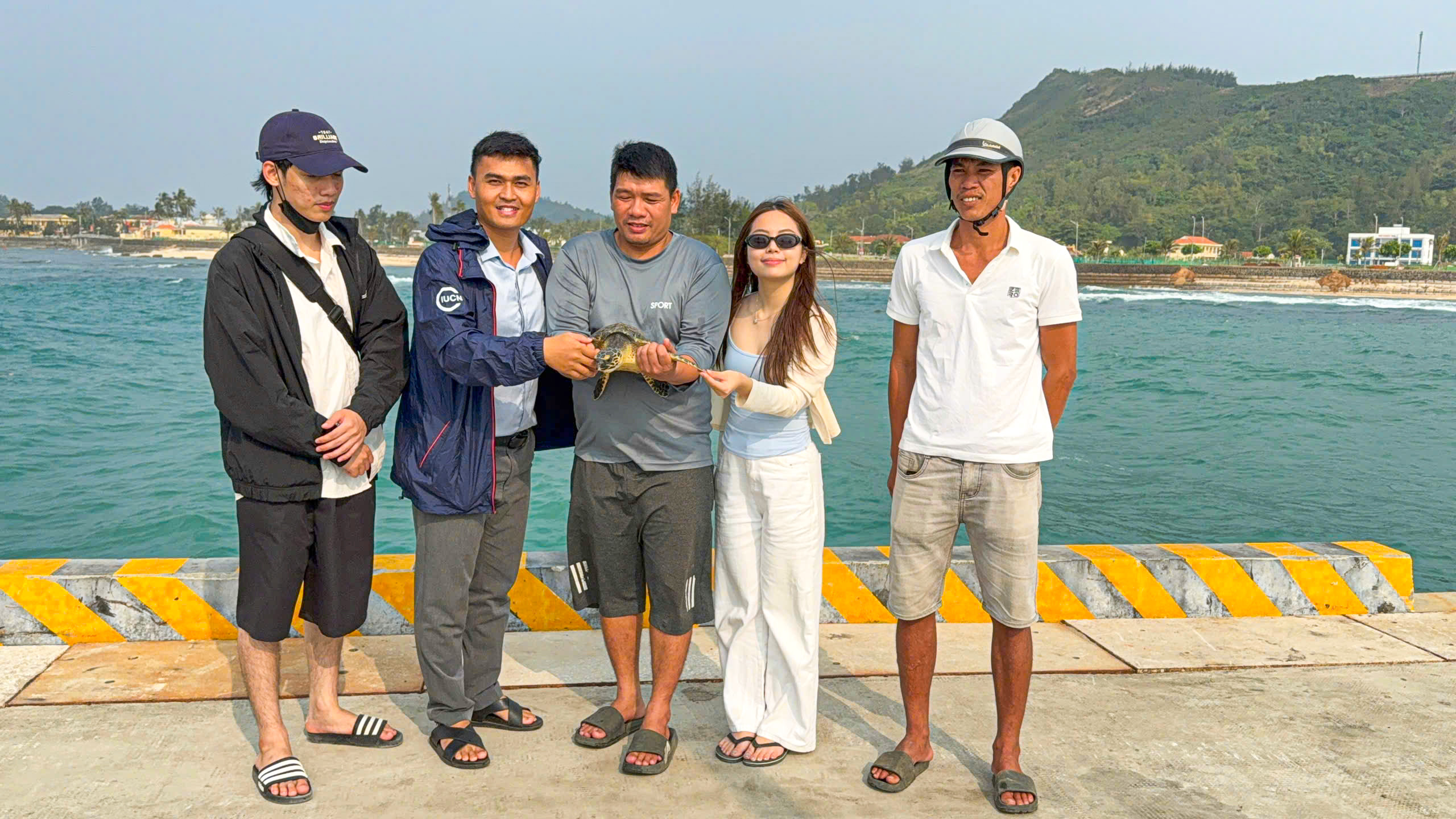 Du khách cùng thả rùa biển quý hiếm mắc 'lưới ma' về đại dương- Ảnh 1.