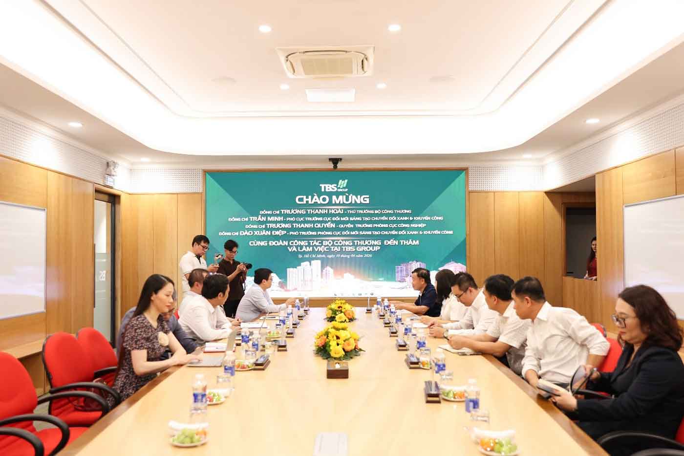 TBS Group và Hiệp hội Da giày túi xách Việt Nam tiếp đoàn Bộ Công thương - Ảnh 1.