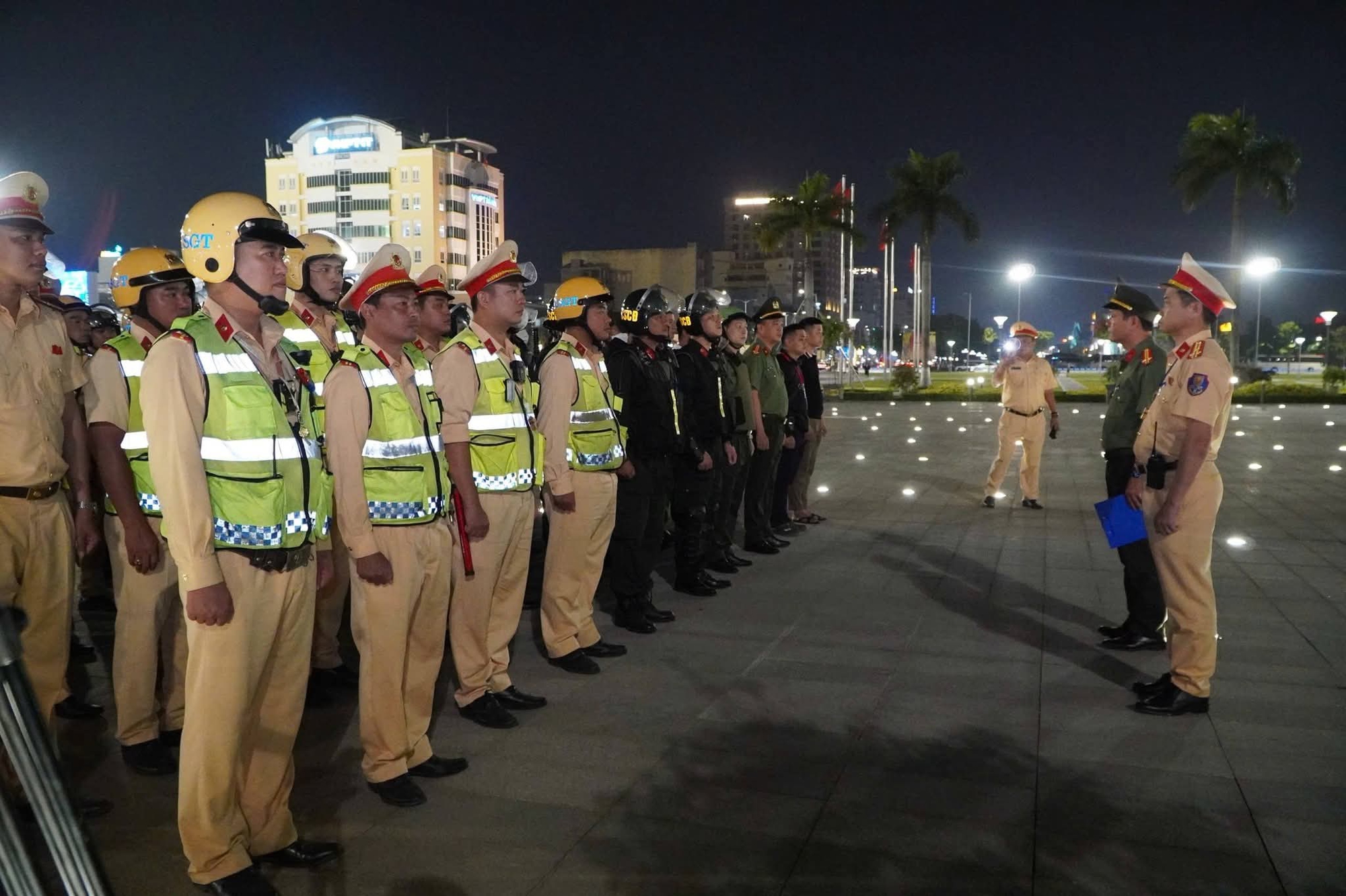 Công an Đà Nẵng ra quân trấn áp thanh thiếu niên náo loạn đường phố - Ảnh 1.