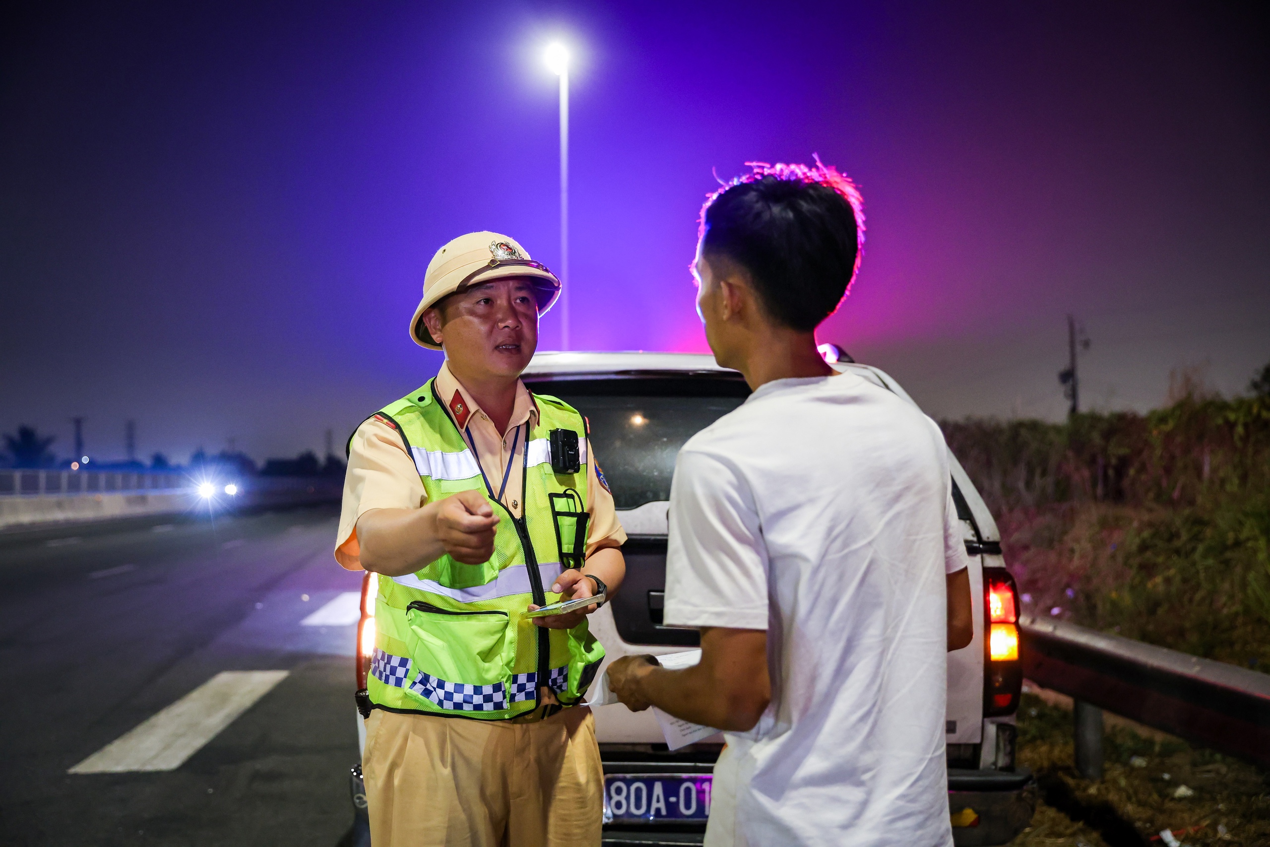 Mối nguy dừng xe trên cao tốc: Phạt tới 13 triệu, vì sao tài xế vẫn vi phạm?- Ảnh 2. Mối nguy dừng xe trên cao tốc: Phạt tới 13 triệu, vì sao tài xế vẫn vi phạm?- Ảnh 2.