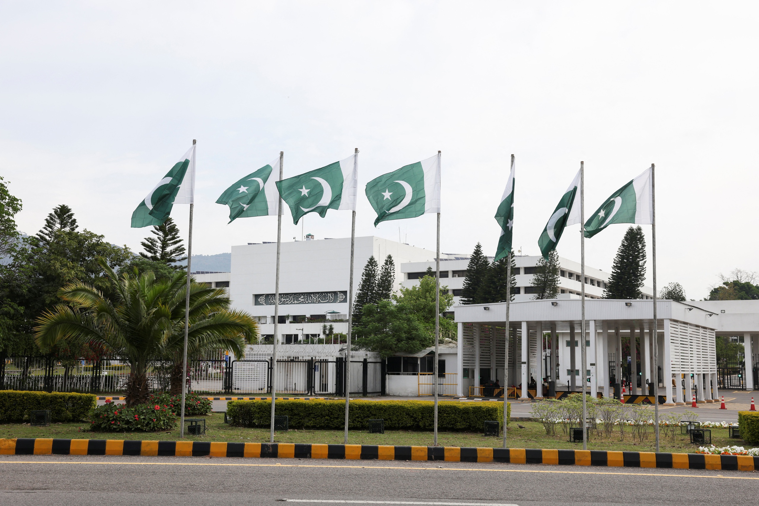 Lệnh ngừng bắn Mỹ-Iran rạn nứt trước thềm đ&agrave;m ph&aacute;n tại Pakistan - Ảnh 1.