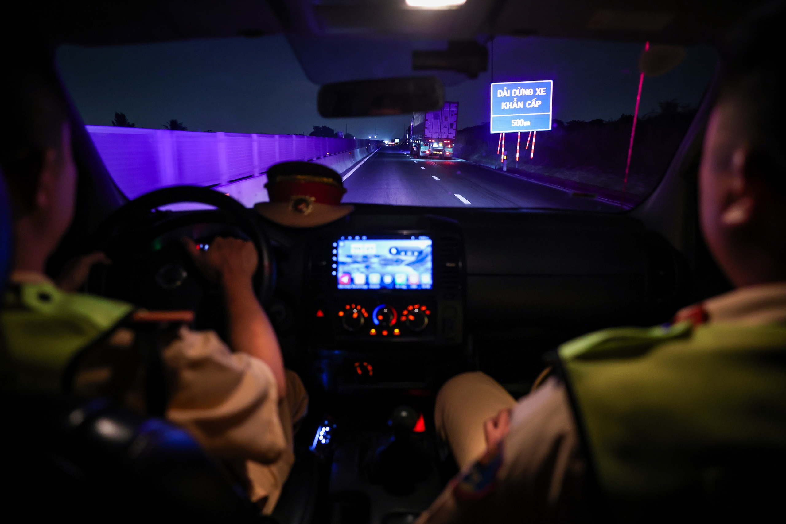 Mối nguy dừng xe trên cao tốc: Phạt tới 13 triệu, vì sao tài xế vẫn vi phạm?- Ảnh 3. Mối nguy dừng xe trên cao tốc: Phạt tới 13 triệu, vì sao tài xế vẫn vi phạm?- Ảnh 3.