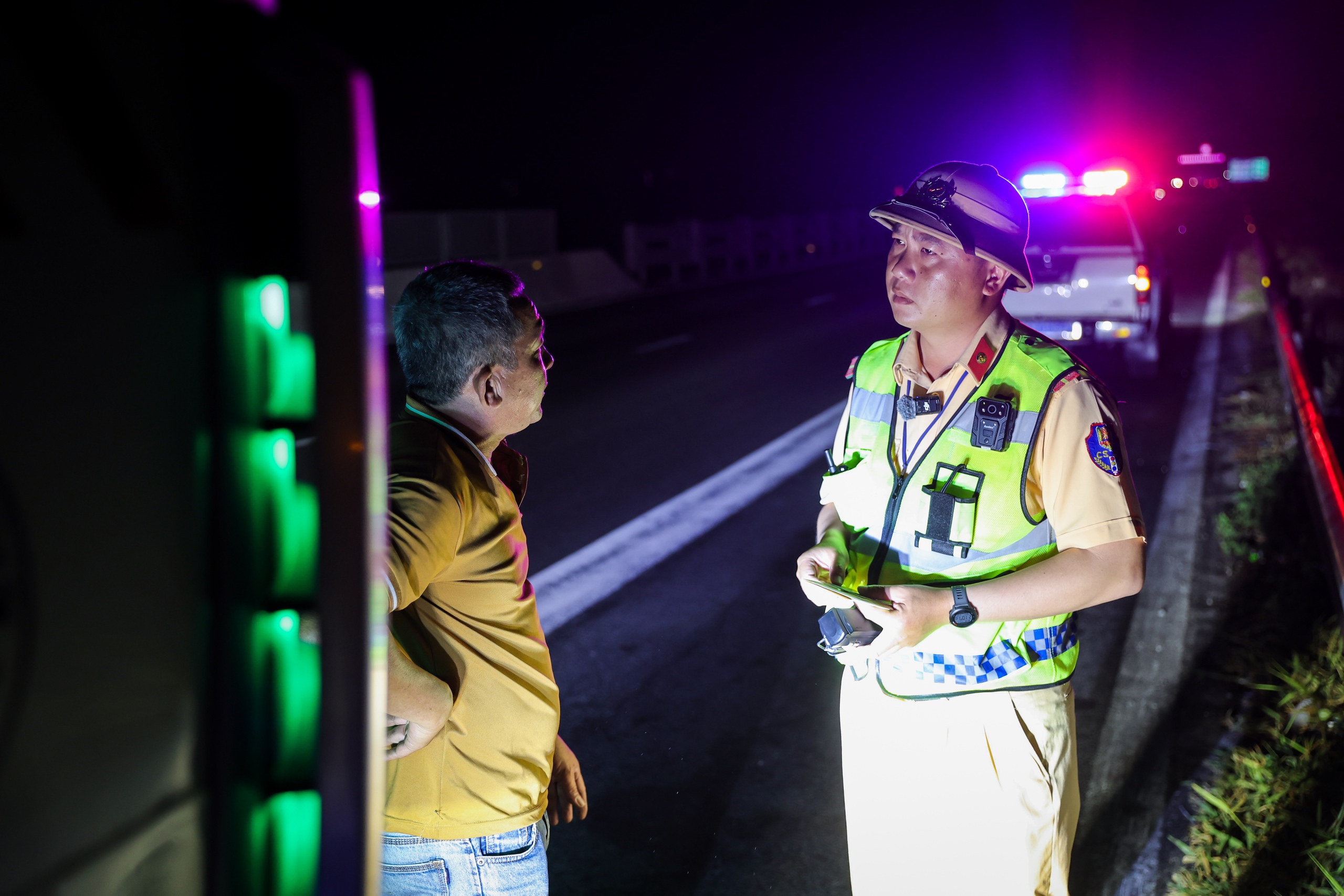 Mối nguy dừng xe trên cao tốc: Phạt tới 13 triệu, vì sao tài xế vẫn vi phạm?- Ảnh 4. Mối nguy dừng xe trên cao tốc: Phạt tới 13 triệu, vì sao tài xế vẫn vi phạm?- Ảnh 4.