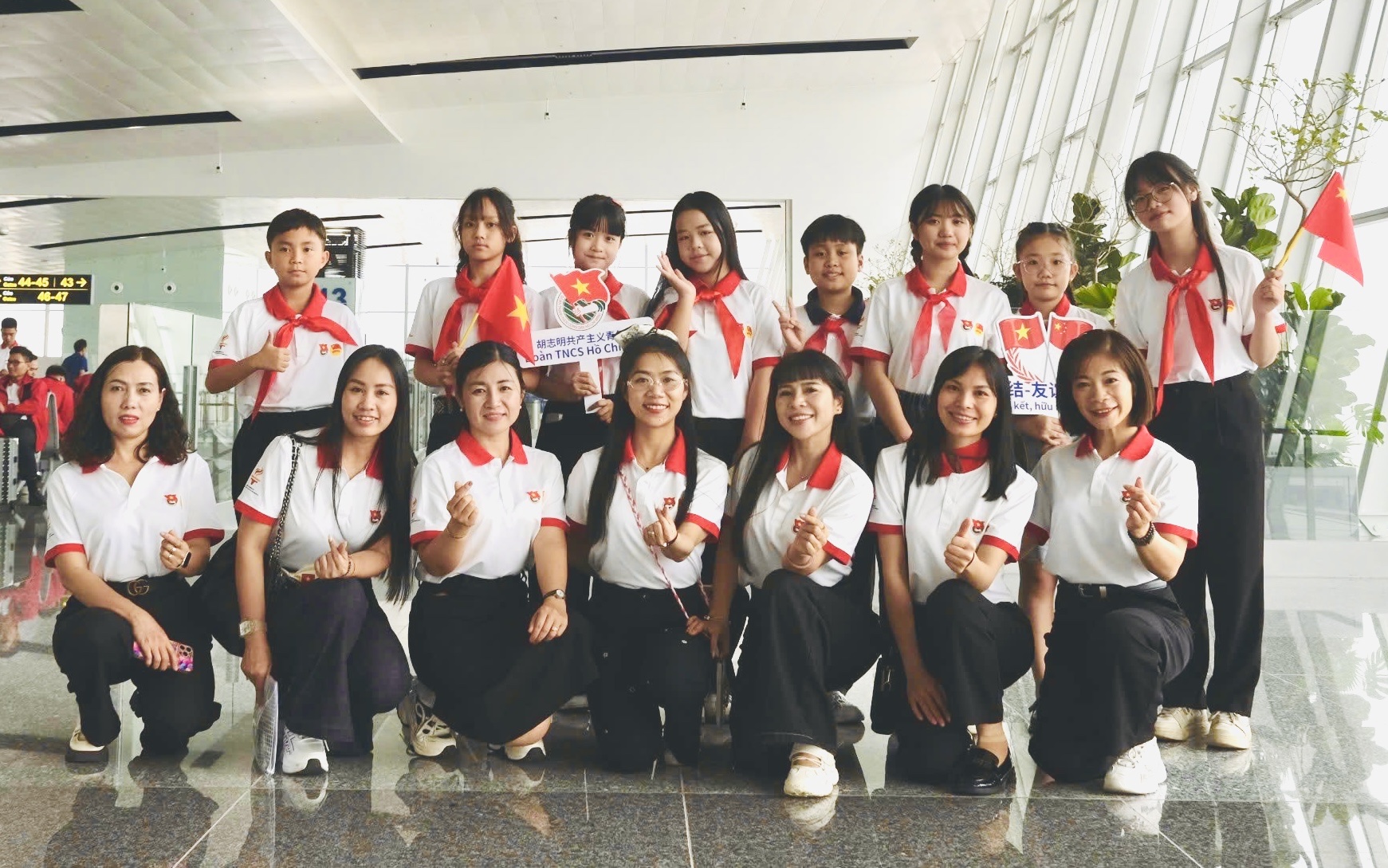 Gần 200 thanh, thiếu nhi Việt Nam tham gia &lsquo;h&agrave;nh tr&igrave;nh đỏ&rsquo; tại Trung Quốc- Ảnh 1.