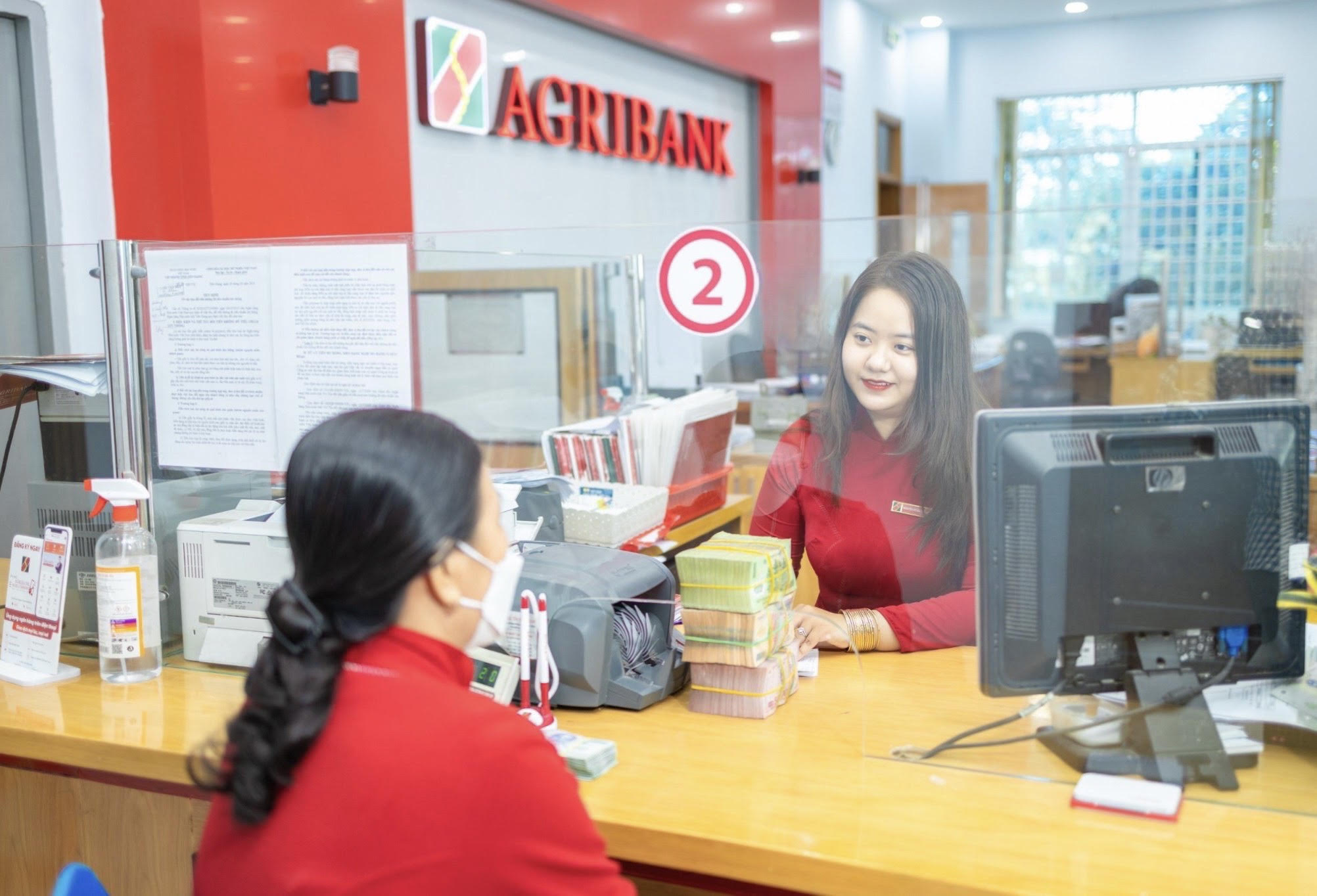 Agribank chủ động giảm lãi suất tiền gửi, tiên phong thực hiện giảm lãi suất cho vay - Ảnh 1.