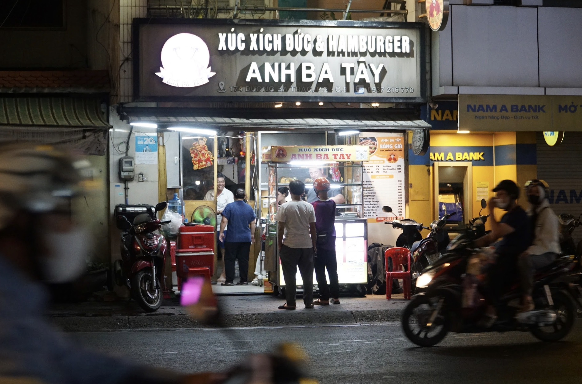 &Ocirc;ng T&acirc;y b&aacute;n x&uacute;c x&iacute;ch Đức nổi tiếng ở TP . HCM vẫn gắn b&oacute; với ẩm thực Việt - Ảnh 1.