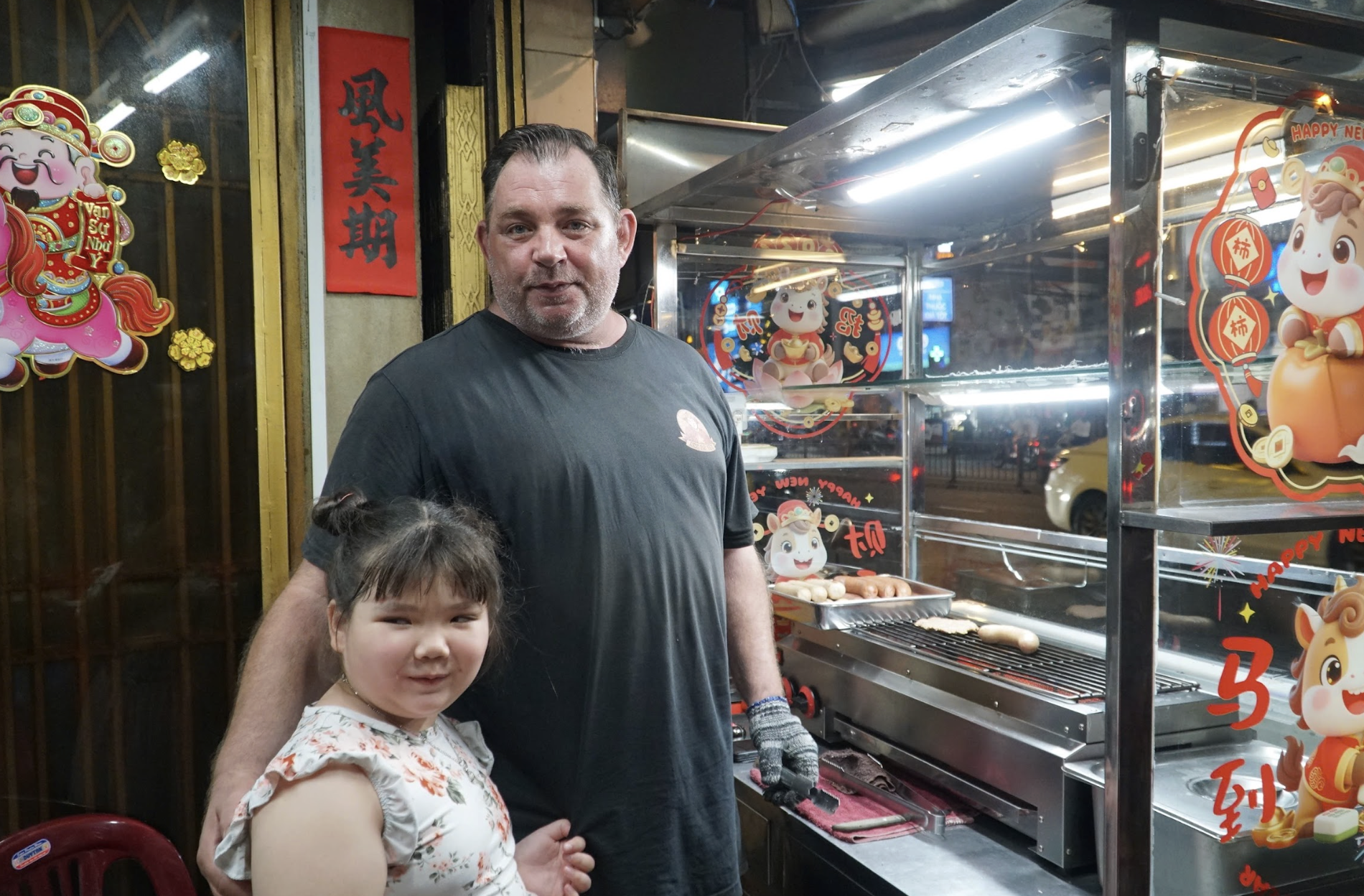 &Ocirc;ng T&acirc;y b&aacute;n x&uacute;c x&iacute;ch Đức nổi tiếng ở TP . HCM vẫn gắn b&oacute; với ẩm thực Việt - Ảnh 3.