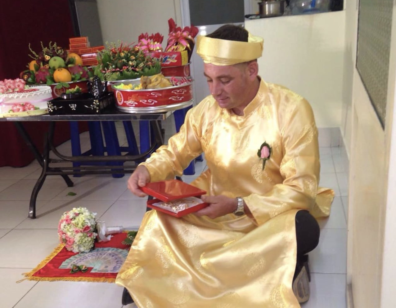 &Ocirc;ng T&acirc;y b&aacute;n x&uacute;c x&iacute;ch Đức nổi tiếng ở TP . HCM vẫn gắn b&oacute; với ẩm thực Việt - Ảnh 6.