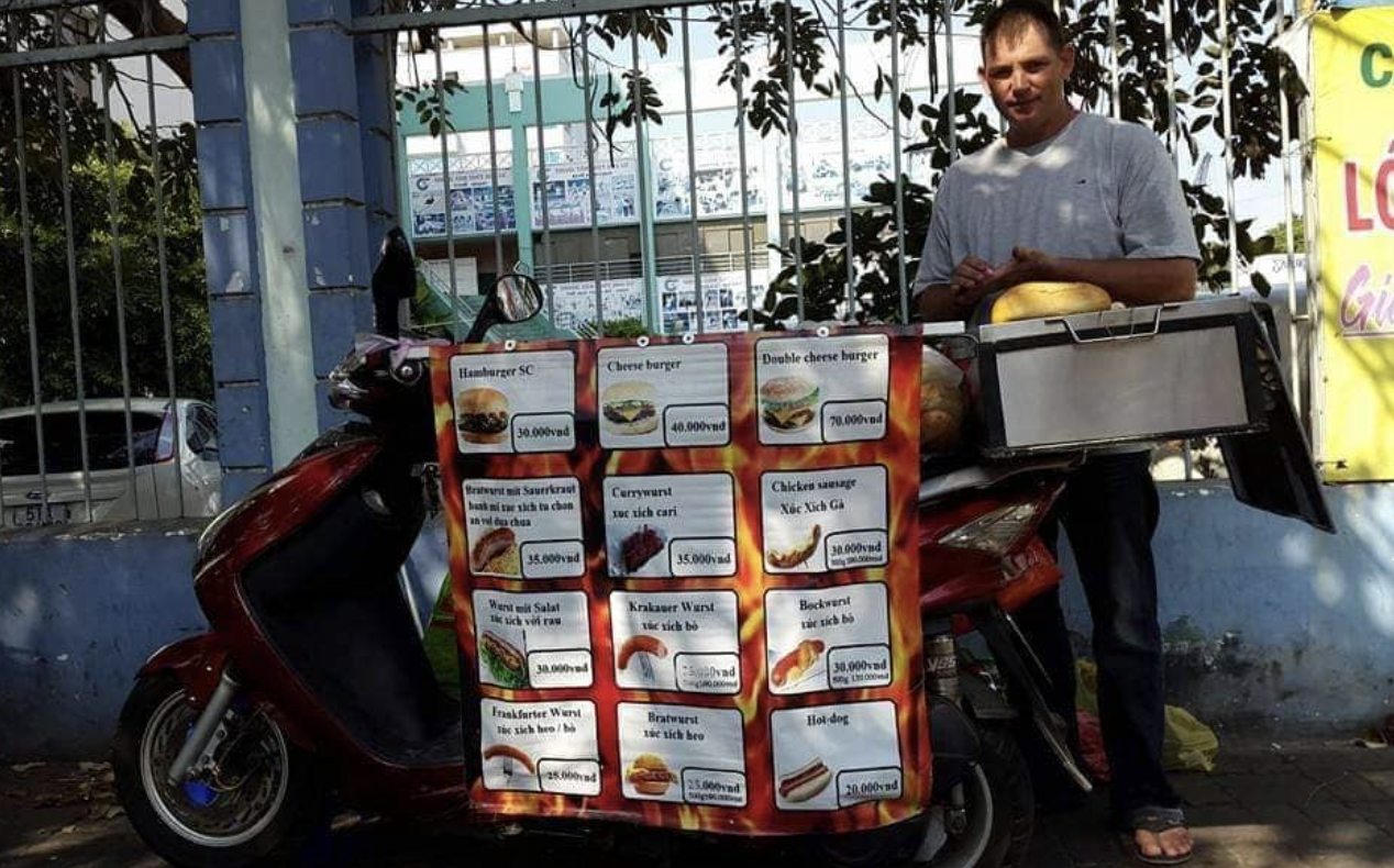 &Ocirc;ng T&acirc;y b&aacute;n x&uacute;c x&iacute;ch Đức nổi tiếng ở TP . HCM vẫn gắn b&oacute; với ẩm thực Việt - Ảnh 2.