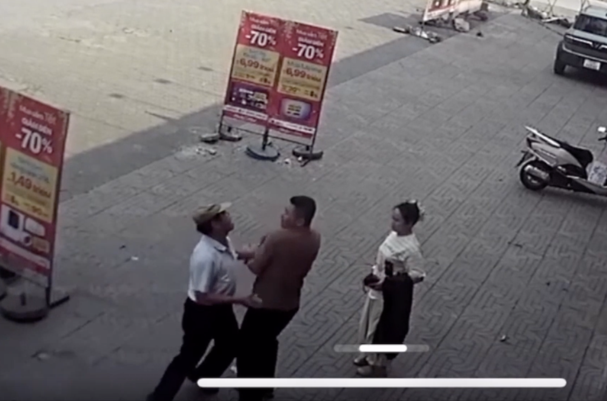 Công an xác minh vụ tài xế taxi hành hung khách đi xe  - Ảnh 2.