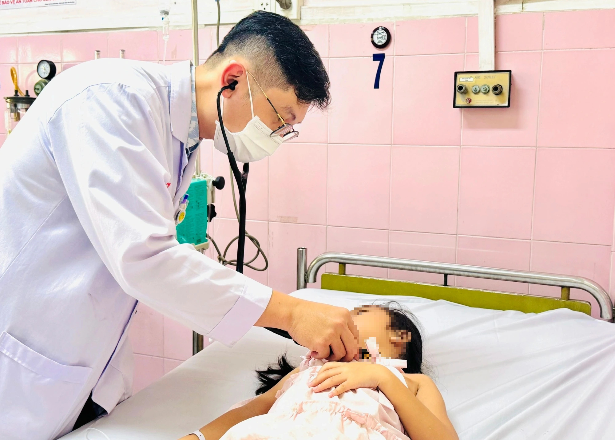 Số học sinh Trường tiểu học Bình Quới Tây TP.HCM nghi ngộ độc thực phẩm gia tăng- Ảnh 1.