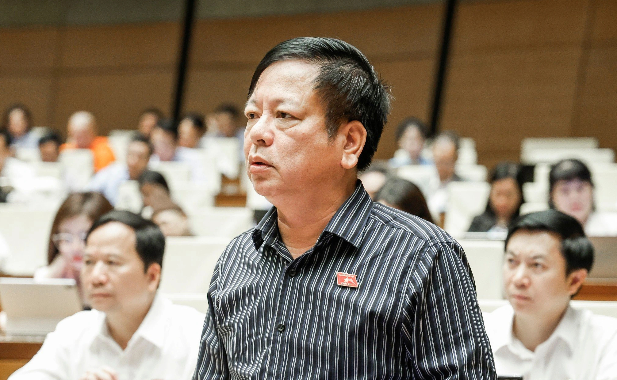 Đại biểu lo chủ tịch xã bận đi học, không ai chứng thực giấy tờ cho dân - Ảnh 1.