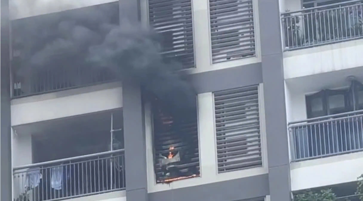 Cháy căn hộ tầng 10, khói đen bao trùm chung cư ở TP.HCM - Ảnh 1.