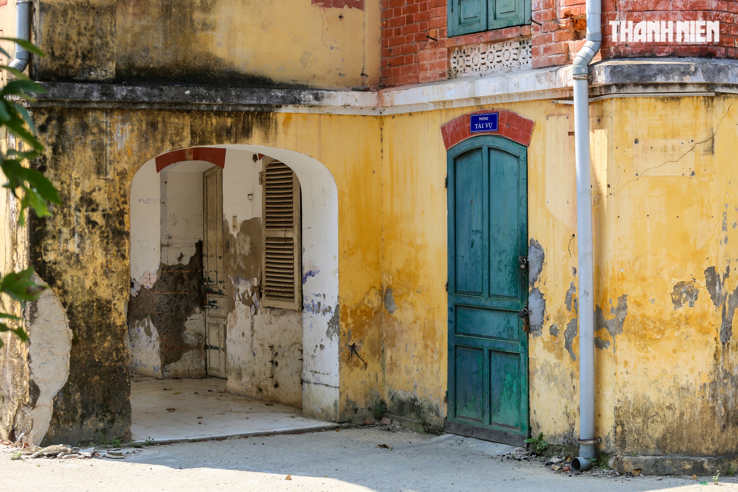 Cận cảnh biệt thự Ph&aacute;p tr&ecirc;n khu 'đất v&agrave;ng' ven s&ocirc;ng Hương trước khi bị th&aacute;o dỡ- Ảnh 8.