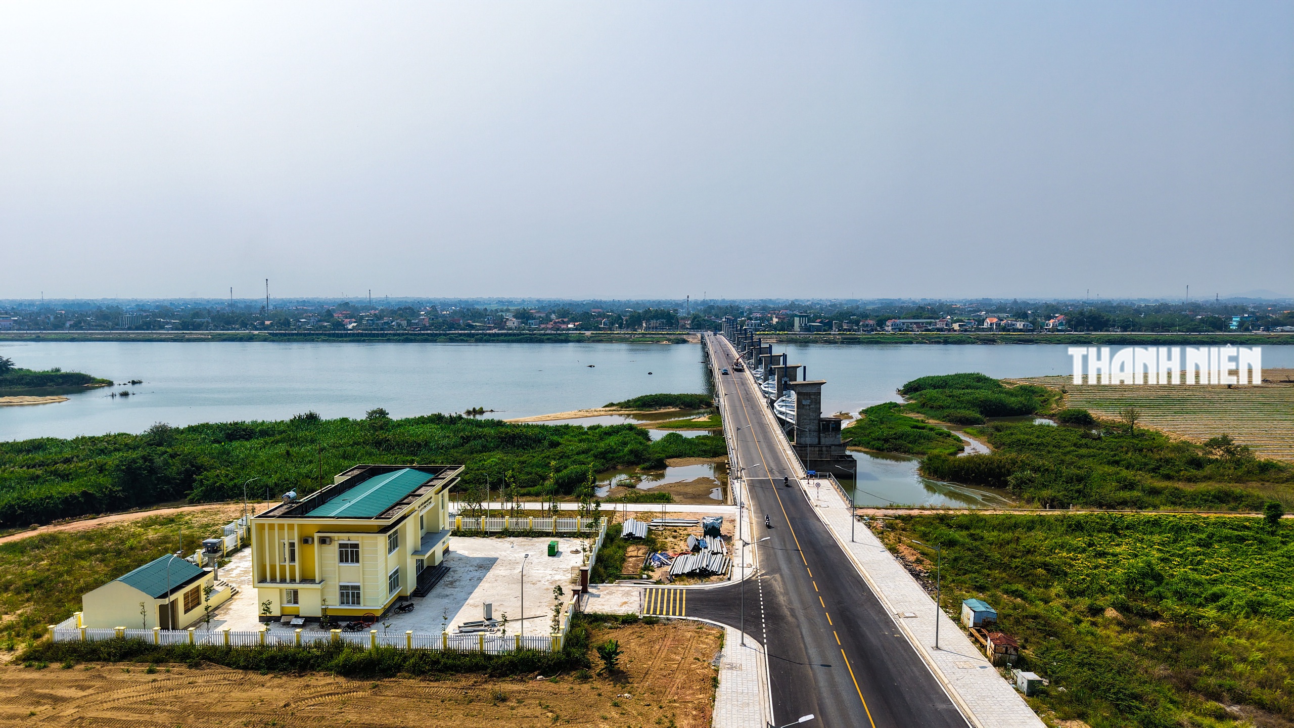 Cận cảnh đập d&acirc;ng hạ lưu s&ocirc;ng Tr&agrave; Kh&uacute;c trước ng&agrave;y vận h&agrave;nh t&iacute;ch nước thử nghiệm- Ảnh 2.