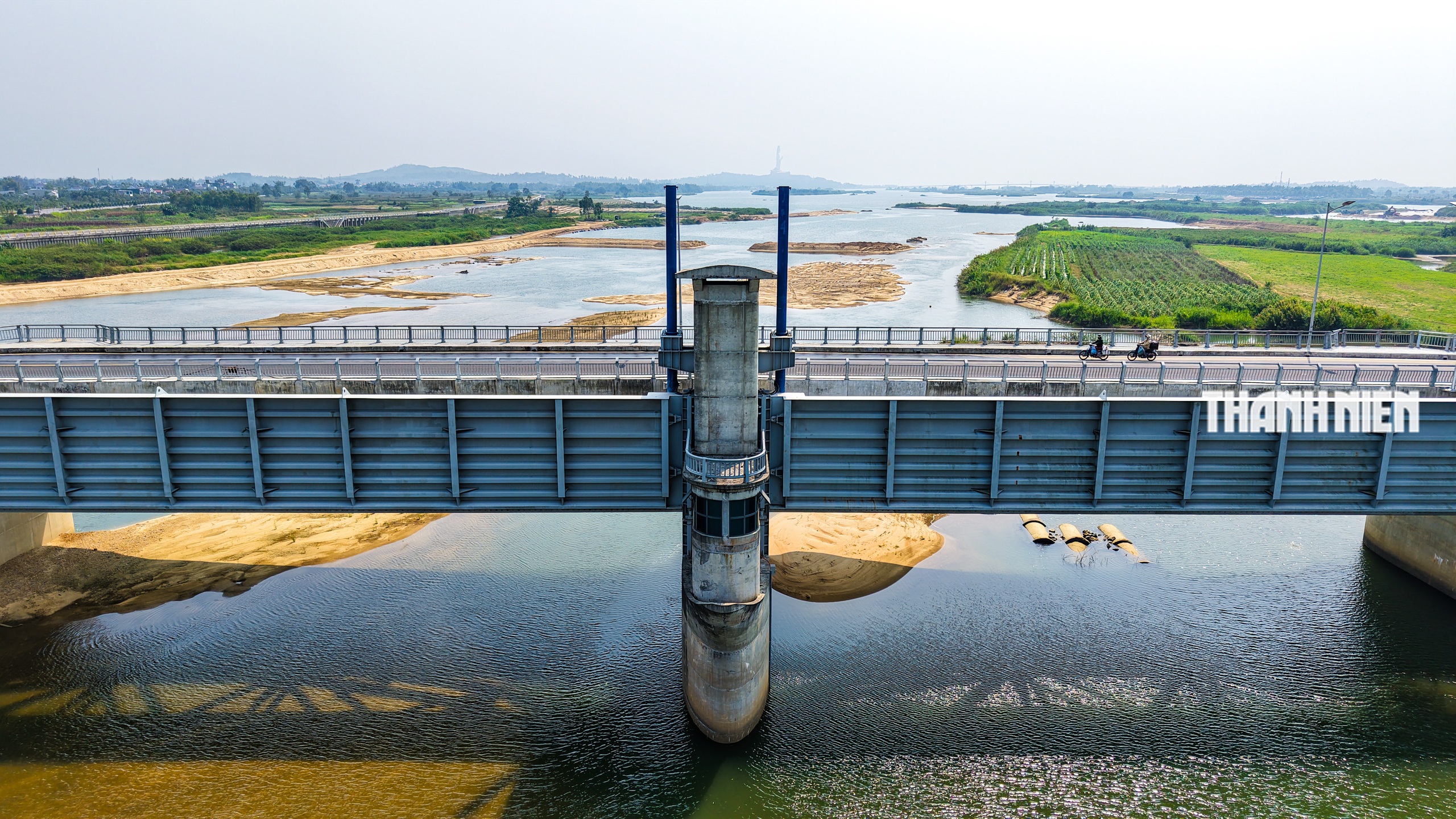 Cận cảnh đập d&acirc;ng hạ lưu s&ocirc;ng Tr&agrave; Kh&uacute;c trước ng&agrave;y vận h&agrave;nh t&iacute;ch nước thử nghiệm- Ảnh 9.
