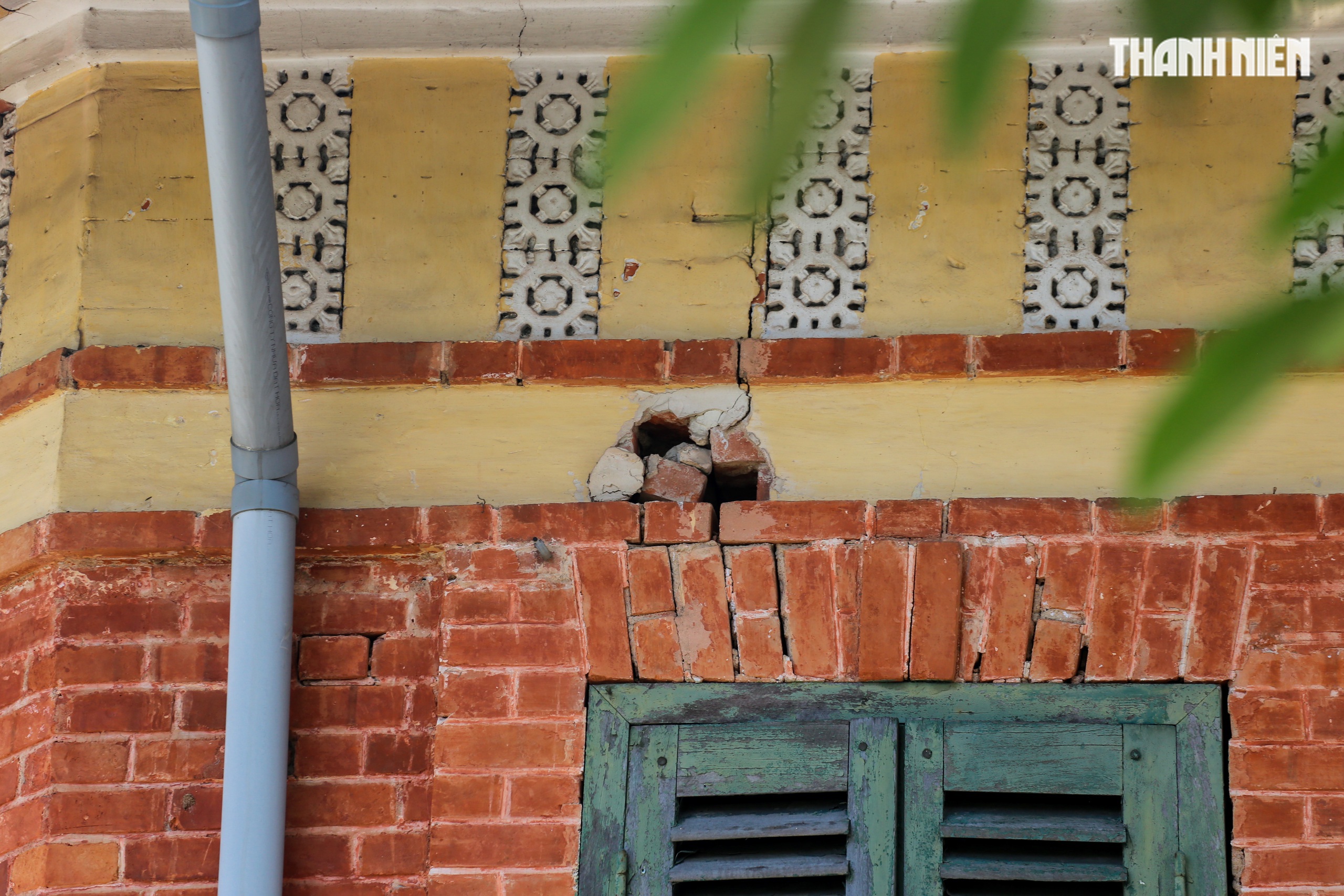 Cận cảnh biệt thự Ph&aacute;p tr&ecirc;n khu 'đất v&agrave;ng' ven s&ocirc;ng Hương trước khi bị th&aacute;o dỡ- Ảnh 13.