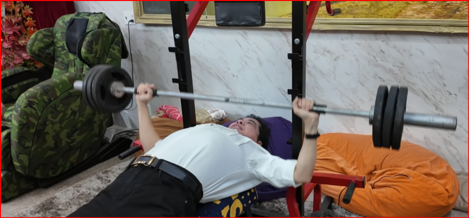 Ngỡ ngàng U.60 Ngọc Sơn đẩy tạ 60kg nhẹ như không? - Ảnh 1.