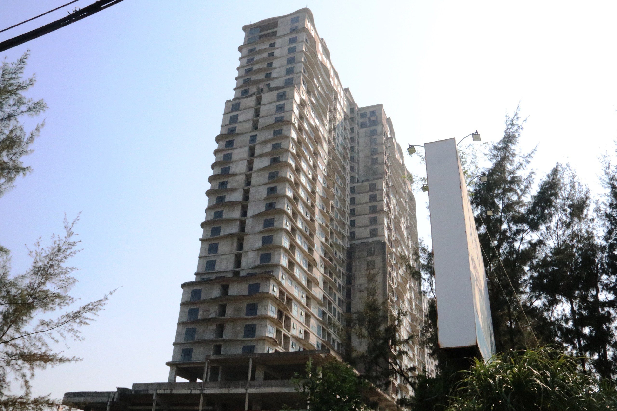 Cận cảnh 'si&ecirc;u dự &aacute;n' 11.000 tỉ đồng hoang t&agrave;n tr&ecirc;n đất v&agrave;ng ở Đ&agrave; Nẵng- Ảnh 3.