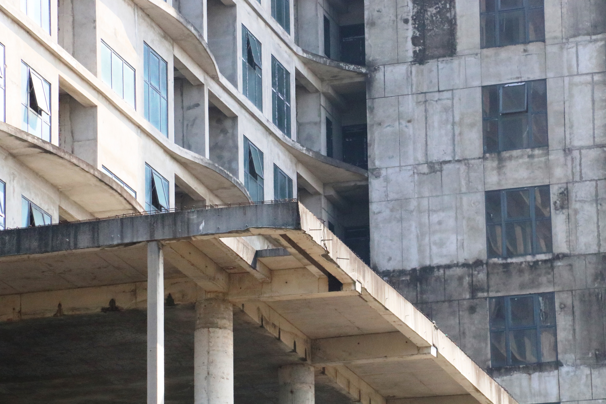 Cận cảnh 'si&ecirc;u dự &aacute;n' 11.000 tỉ đồng hoang t&agrave;n tr&ecirc;n đất v&agrave;ng ở Đ&agrave; Nẵng- Ảnh 4.