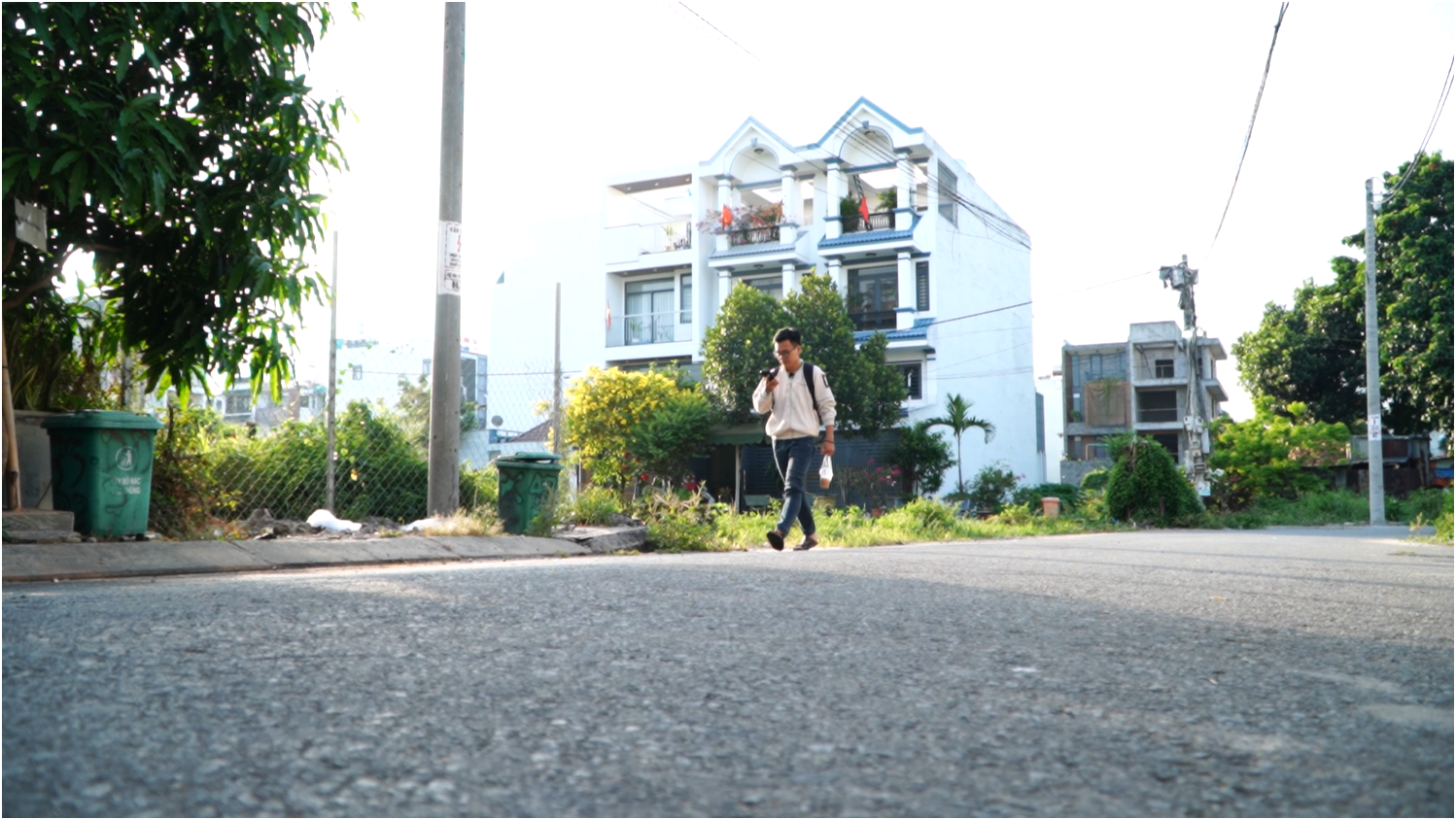 Trải nghiệm đi xe buýt 14 km mất 2 tiếng: Thách thức cho dân văn phòng - Ảnh 1. Trải nghiệm đi xe buýt 14 km mất 2 tiếng: Thách thức cho dân văn phòng - Ảnh 1.