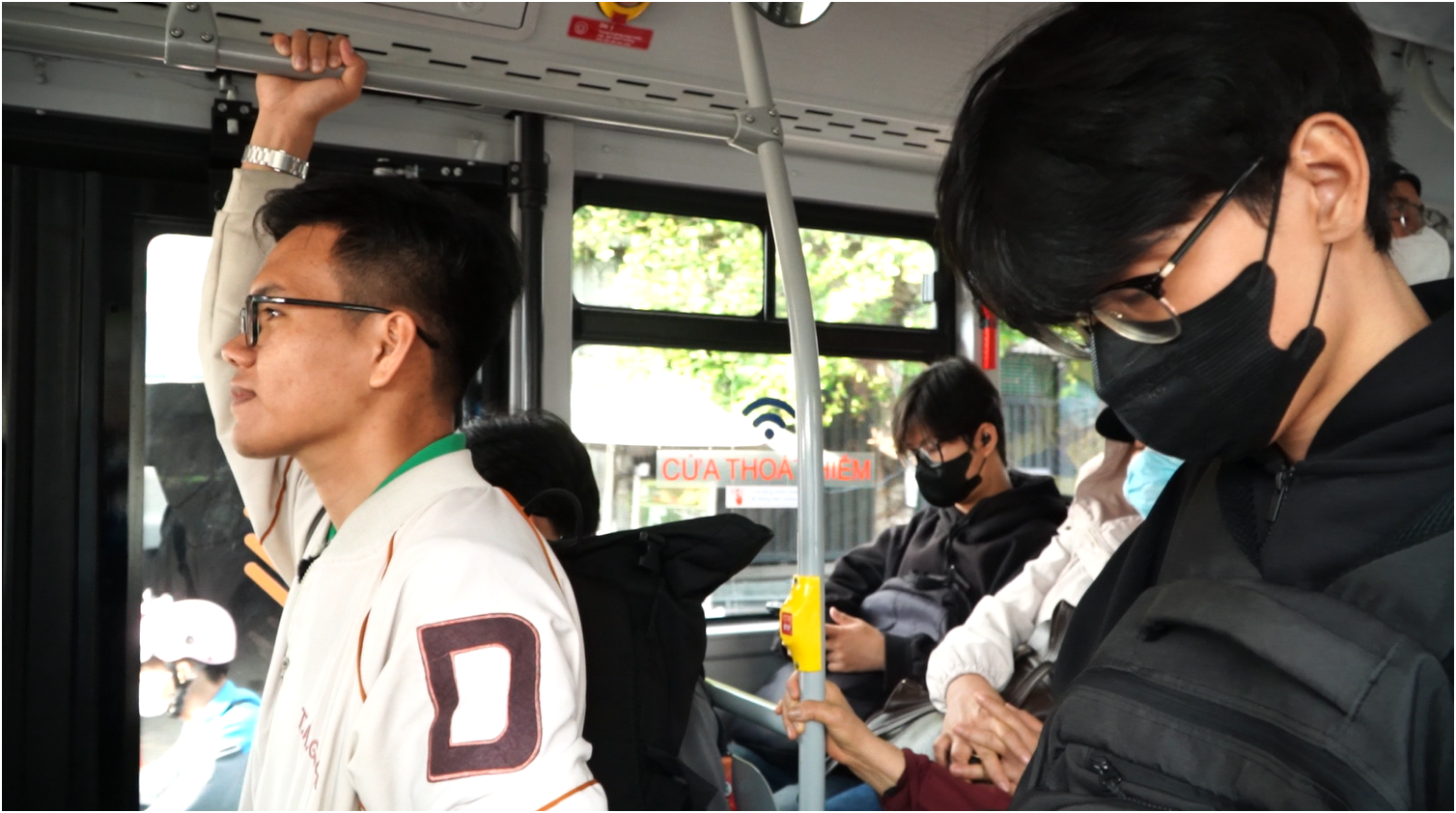 Trải nghiệm đi xe buýt 14 km mất 2 tiếng: Thách thức cho dân văn phòng - Ảnh 3. Trải nghiệm đi xe buýt 14 km mất 2 tiếng: Thách thức cho dân văn phòng - Ảnh 3.