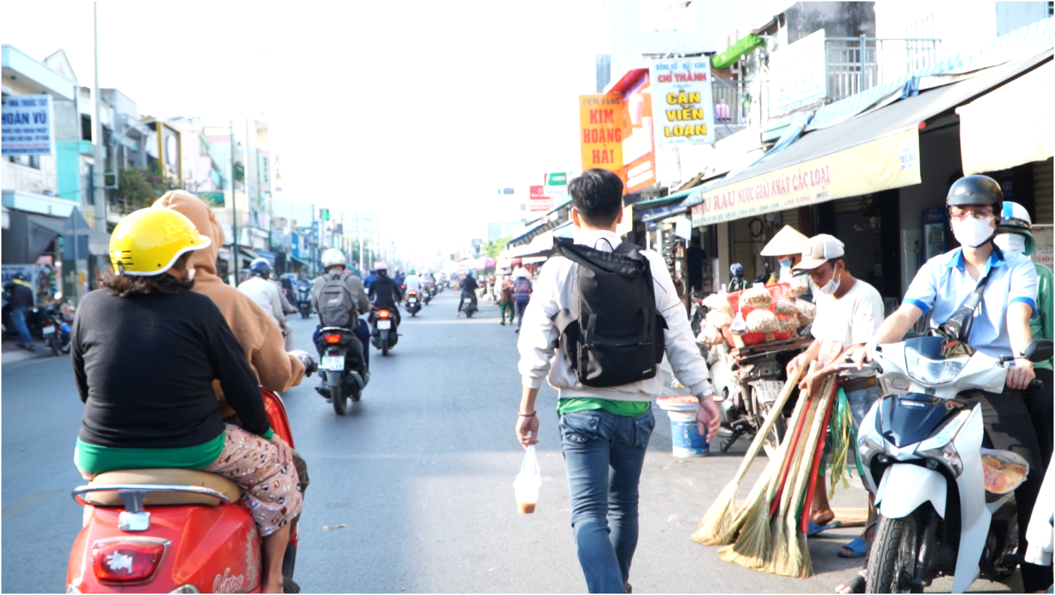 Trải nghiệm đi xe buýt 14 km mất 2 tiếng: Thách thức cho dân văn phòng - Ảnh 4. Trải nghiệm đi xe buýt 14 km mất 2 tiếng: Thách thức cho dân văn phòng - Ảnh 4.