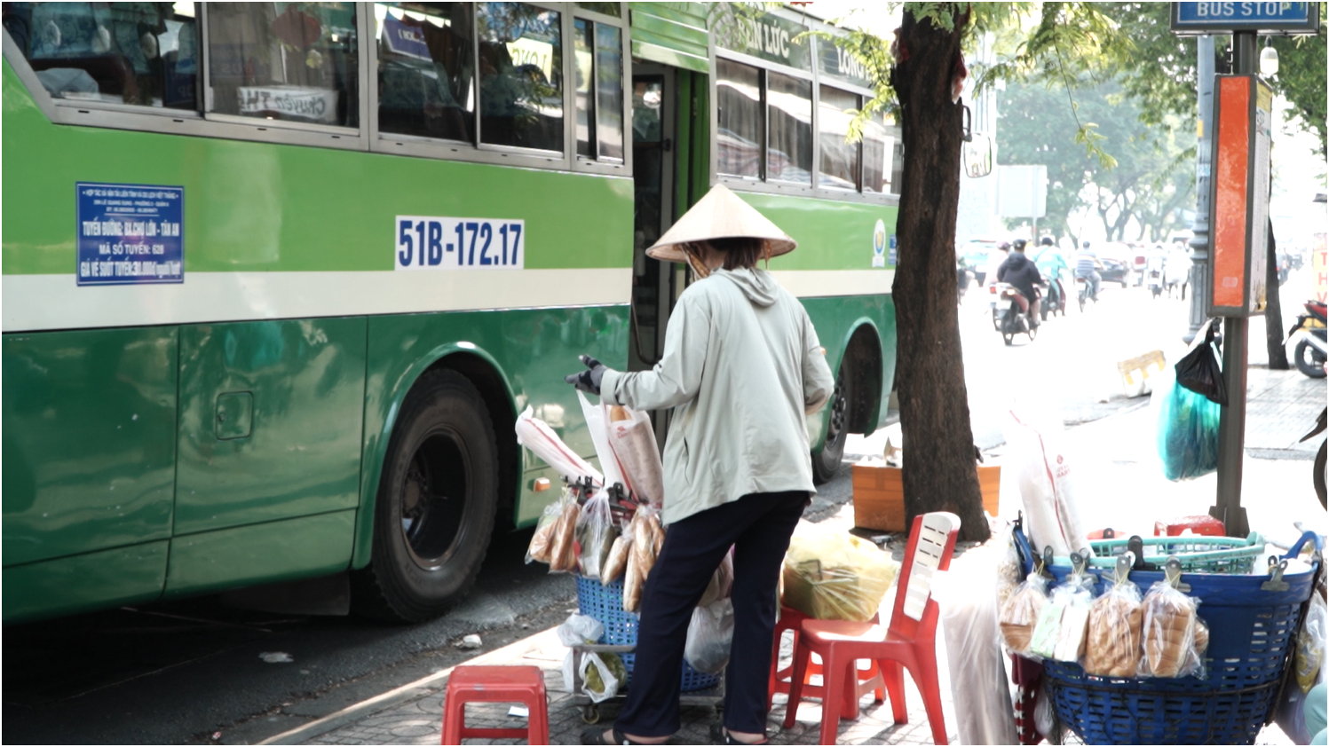 Trải nghiệm đi xe buýt 14 km mất 2 tiếng: Thách thức cho dân văn phòng - Ảnh 9. Trải nghiệm đi xe buýt 14 km mất 2 tiếng: Thách thức cho dân văn phòng - Ảnh 9.