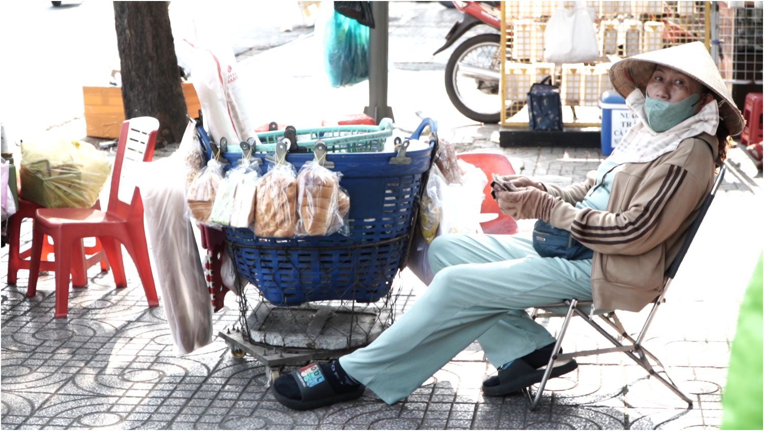 Trải nghiệm đi xe buýt 14 km mất 2 tiếng: Thách thức cho dân văn phòng - Ảnh 8. Trải nghiệm đi xe buýt 14 km mất 2 tiếng: Thách thức cho dân văn phòng - Ảnh 8.