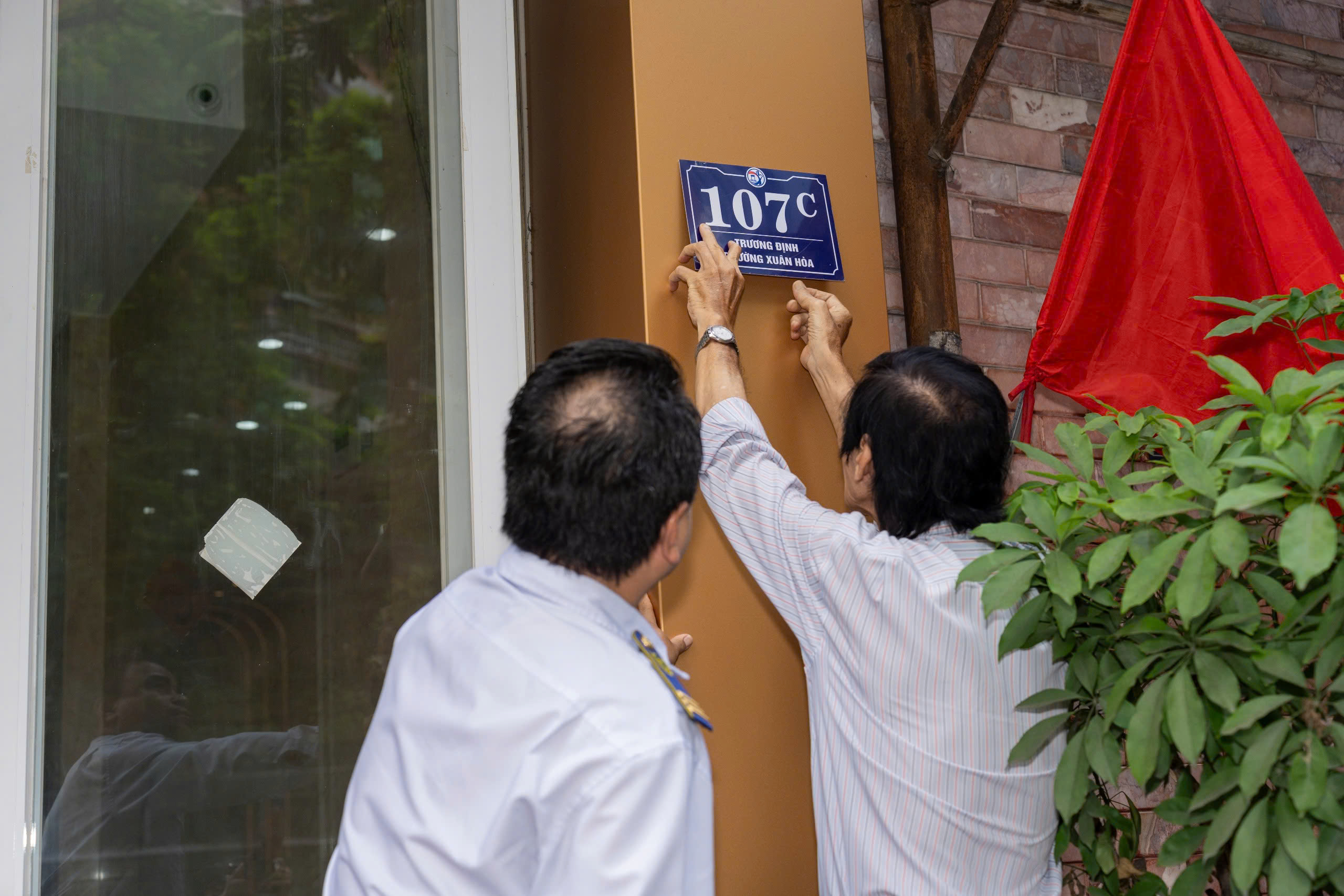 Phường trung tâm TP.HCM xử lý lấn chiếm vỉa hè, gắn bảng số nhà mới- Ảnh 4.