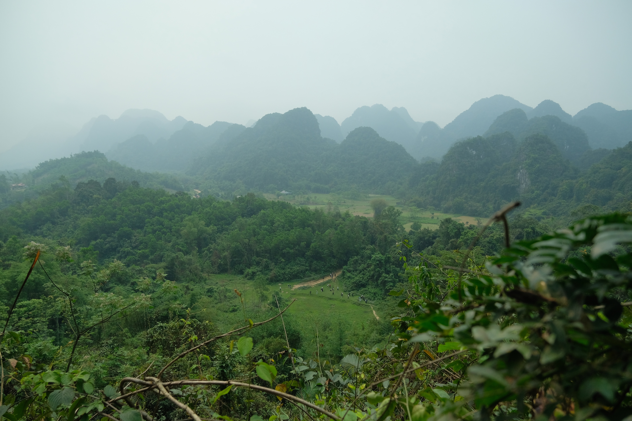 Trekking núi rừng, từ già đến trẻ rủ nhau đi ‘trốn khói bụi’ - Ảnh 1.
