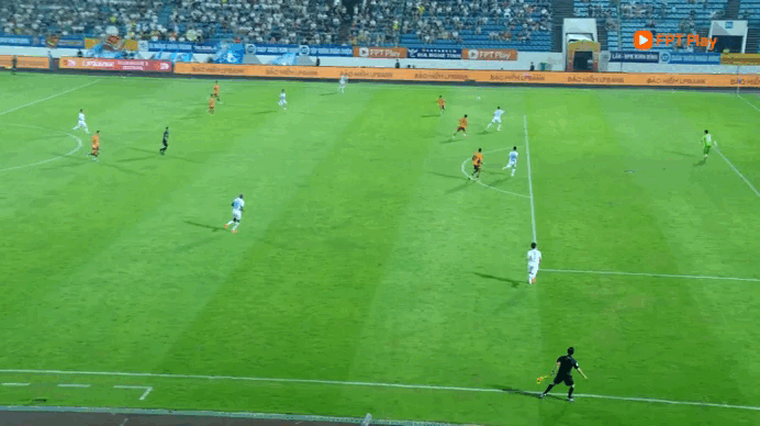 Sốc: HAGL bất ngờ thắng Nam Định ngay tại 'chảo lửa' Thiên Trường, thủ môn Nguyên Mạnh sai lầm lớn - Ảnh 2. Sốc: HAGL bất ngờ thắng Nam Định ngay tại 'chảo lửa' Thiên Trường, thủ môn Nguyên Mạnh sai lầm lớn - Ảnh 1.