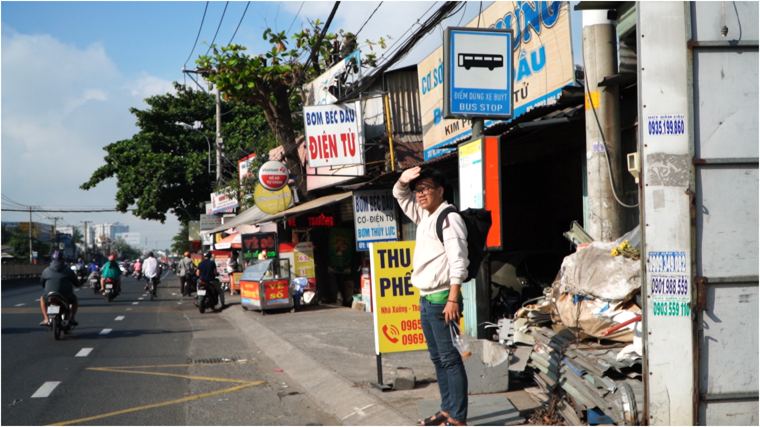 Trải nghiệm đi xe buýt 14 km mất 2 tiếng: Thách thức cho dân văn phòng - Ảnh 5. Trải nghiệm đi xe buýt 14 km mất 2 tiếng: Thách thức cho dân văn phòng - Ảnh 5.