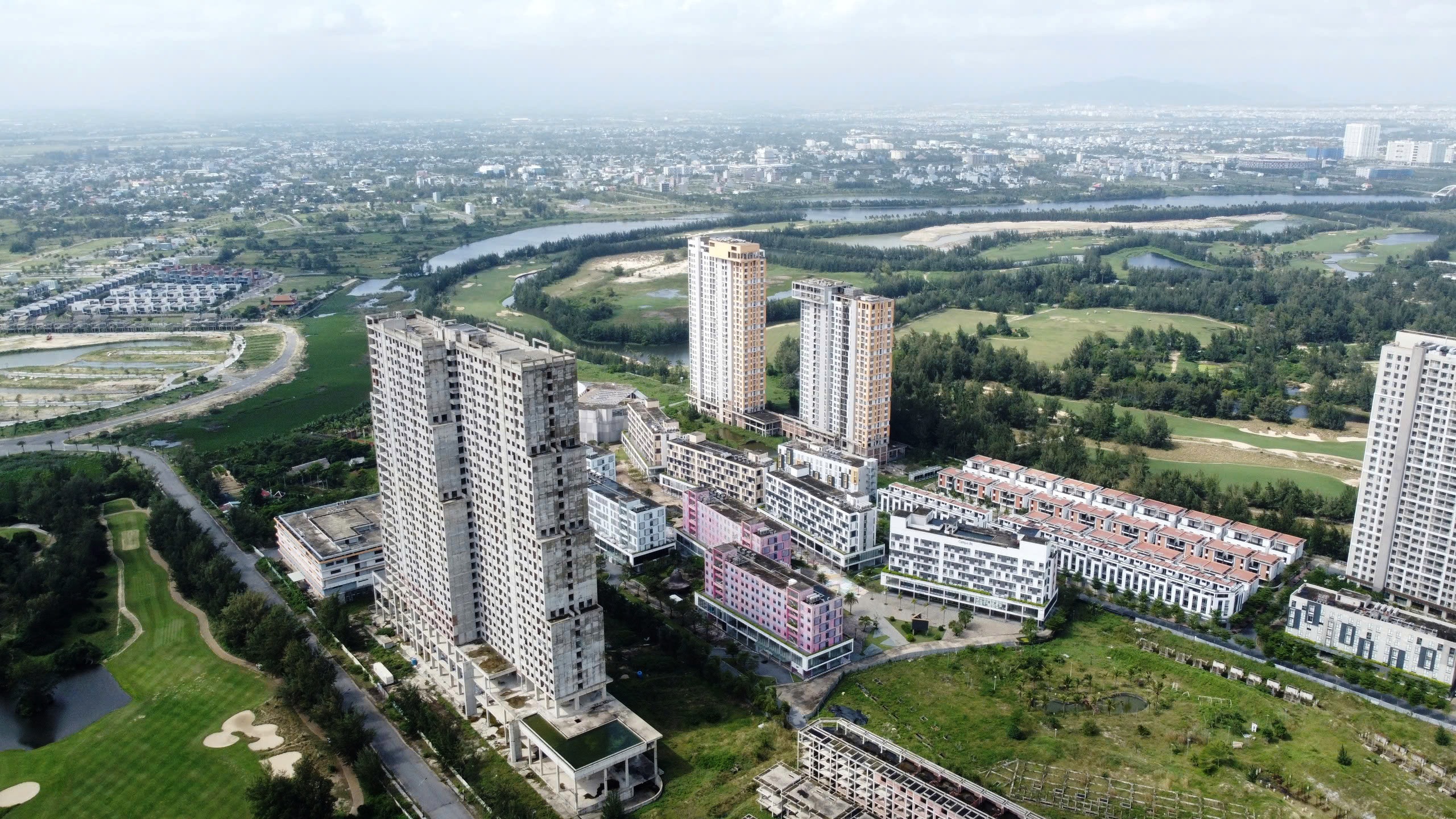 Cận cảnh 'si&ecirc;u dự &aacute;n' 11.000 tỉ đồng hoang t&agrave;n tr&ecirc;n đất v&agrave;ng ở Đ&agrave; Nẵng- Ảnh 1.