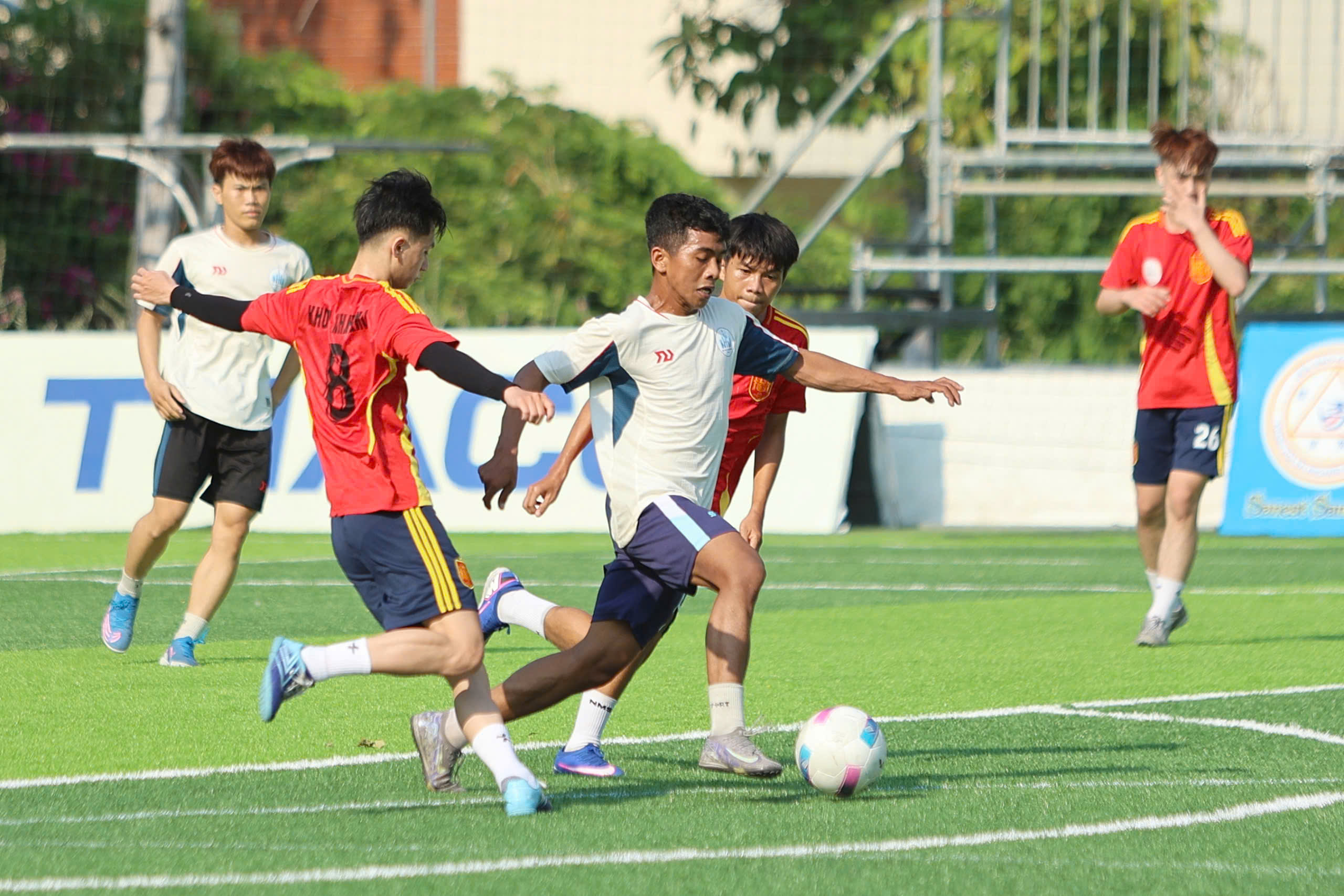 Trường ĐH Nha Trang tổ chức giải bóng đá sinh viên sau dấu ấn TNSV THACO Cup- Ảnh 2. Trường ĐH Nha Trang tổ chức giải bóng đá sinh viên sau dấu ấn TNSV THACO Cup- Ảnh 2.