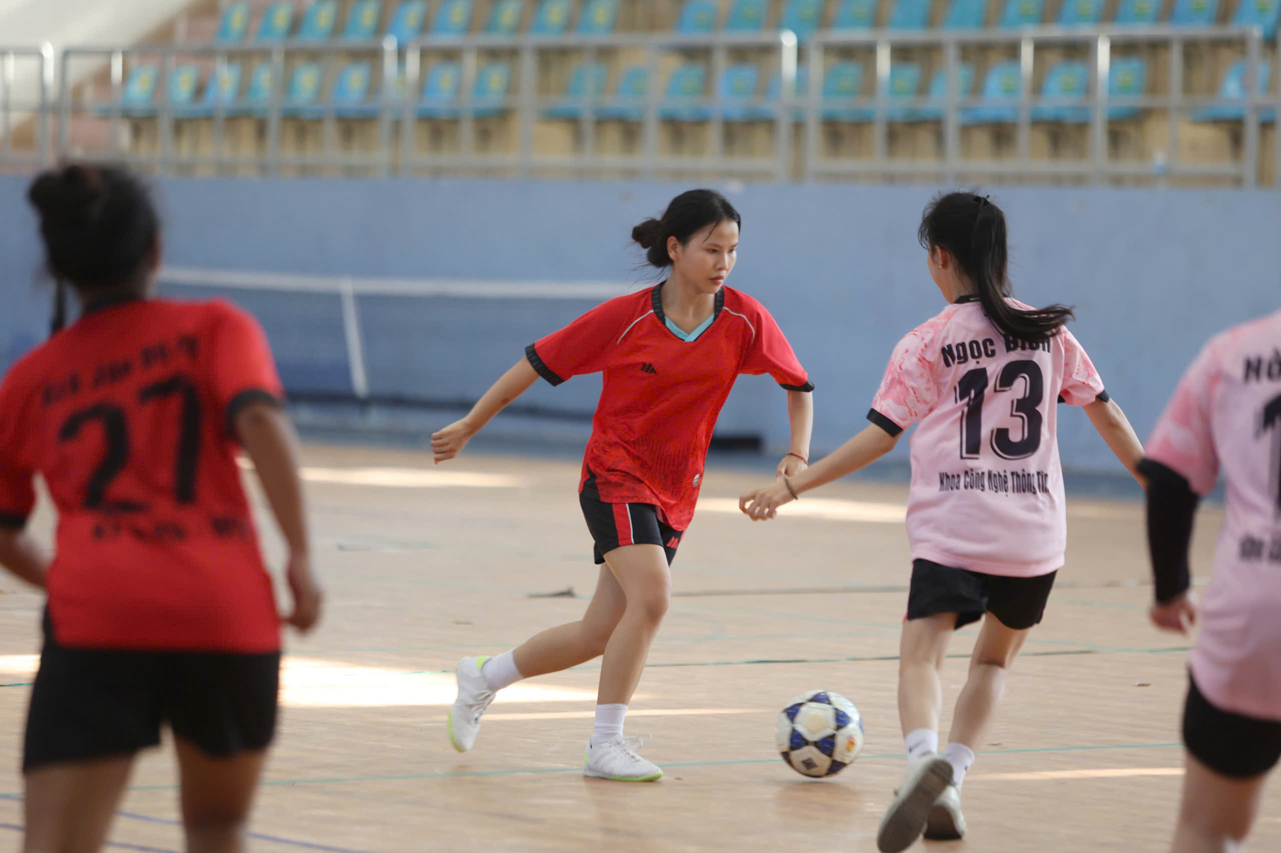 Trường ĐH Nha Trang tổ chức giải bóng đá sinh viên sau dấu ấn TNSV THACO Cup- Ảnh 4. Trường ĐH Nha Trang tổ chức giải bóng đá sinh viên sau dấu ấn TNSV THACO Cup- Ảnh 4.