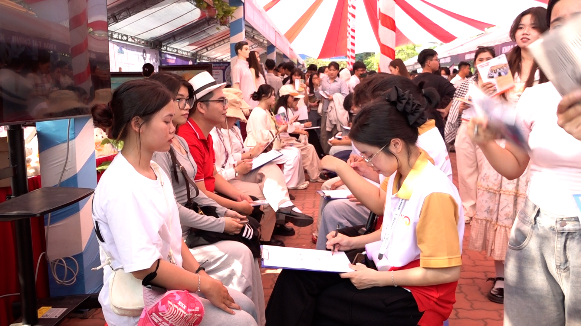 Học sinh thi nhau h&aacute;t karaoke khuấy động Tư vấn m&ugrave;a thi tại Vĩnh Long - Ảnh 1.