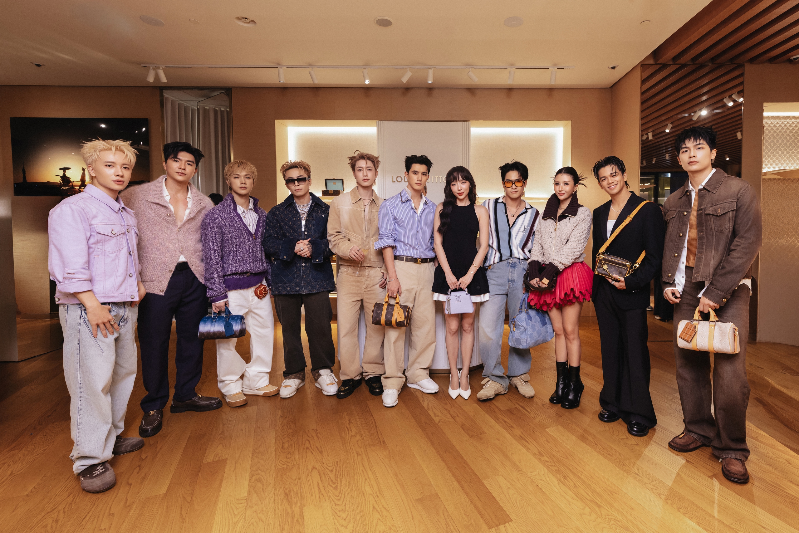 Diễn vi&ecirc;n 'Mưa đỏ' đọ visual c&ugrave;ng d&agrave;n anh trai tại sự kiện - Ảnh 1.