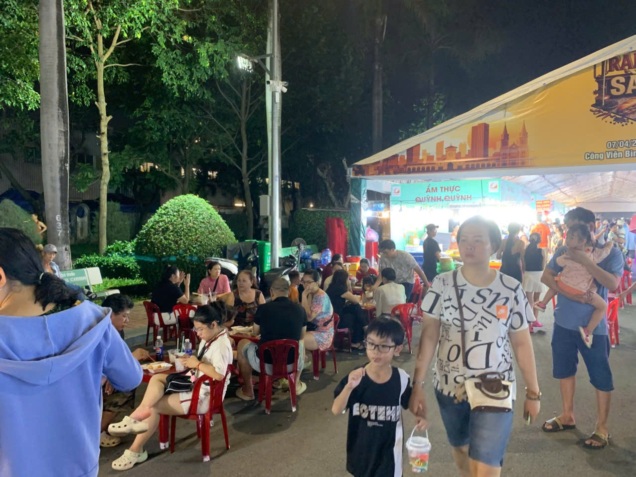 Người trẻ rủ nhau đến đây ăn bánh dân gian thỏa thích - Ảnh 7.
