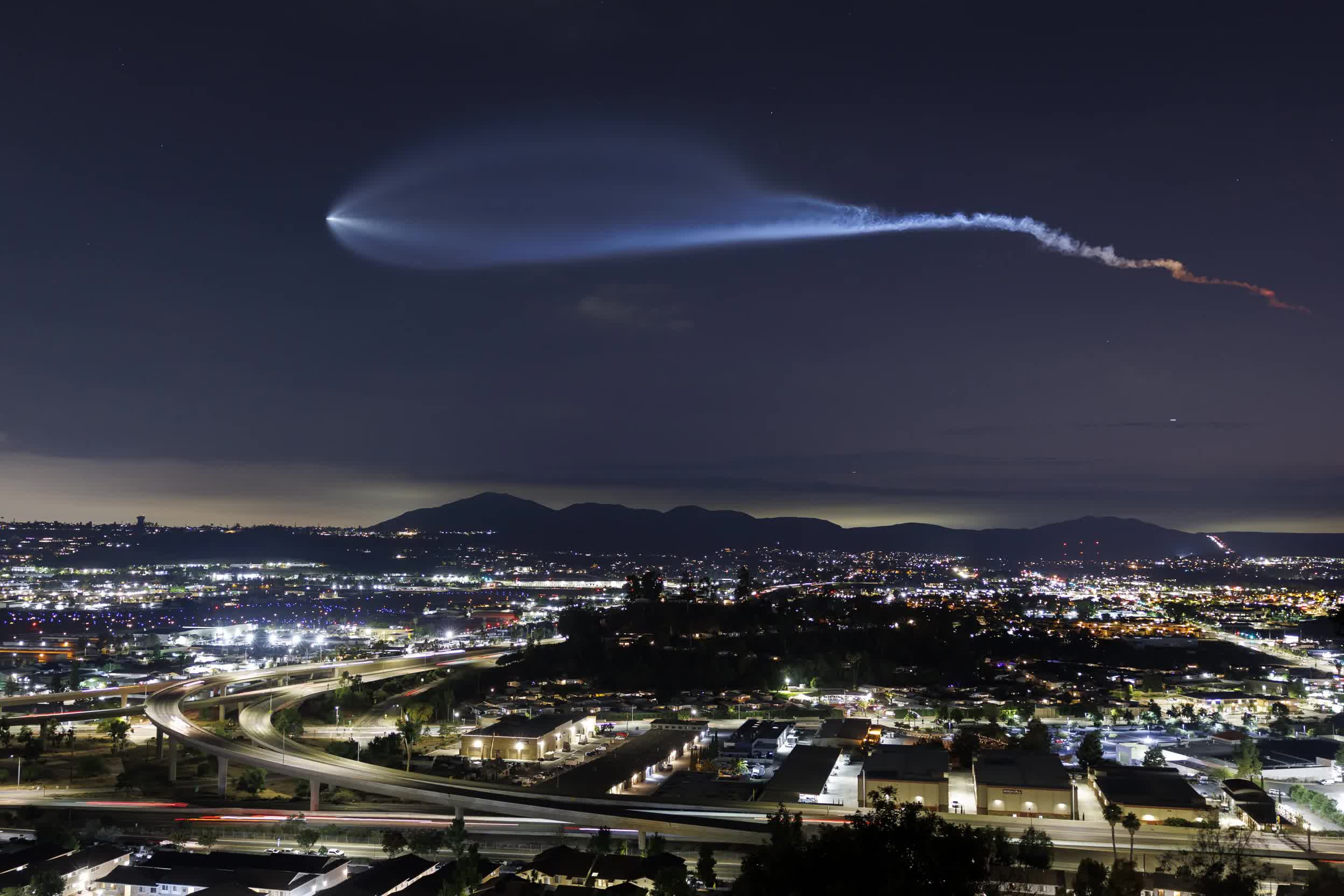 Một vệ tinh Starlink mất tích bí ẩn - Ảnh 1.