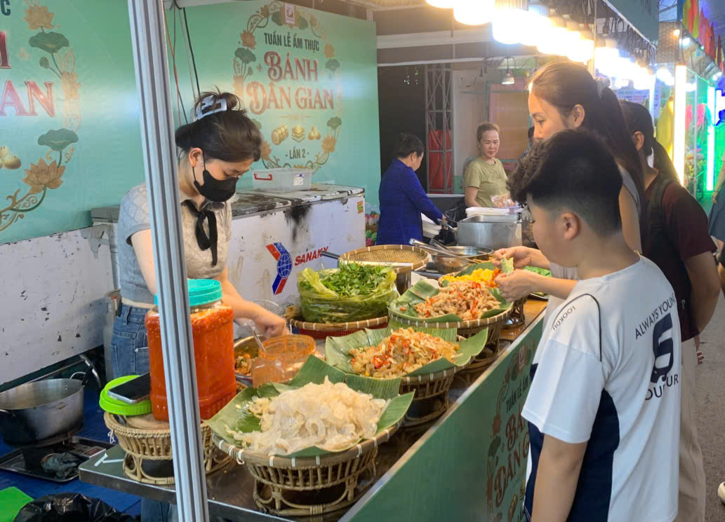 Người trẻ rủ nhau đến đ&acirc;y ăn b&aacute;nh d&acirc;n gian thỏa th&iacute;ch - Ảnh 5.