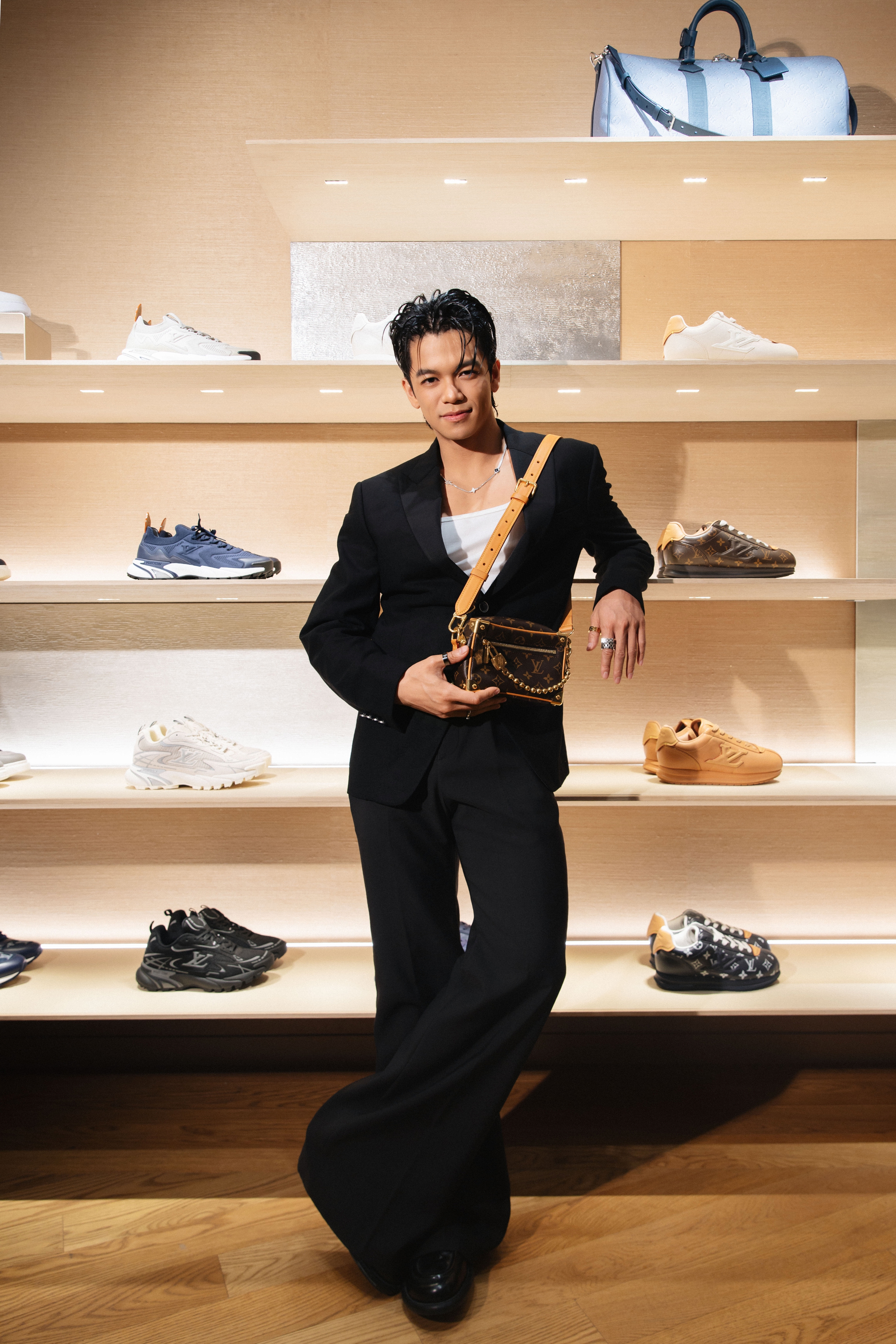 Diễn vi&ecirc;n 'Mưa đỏ' đọ visual c&ugrave;ng d&agrave;n anh trai tại sự kiện - Ảnh 3.