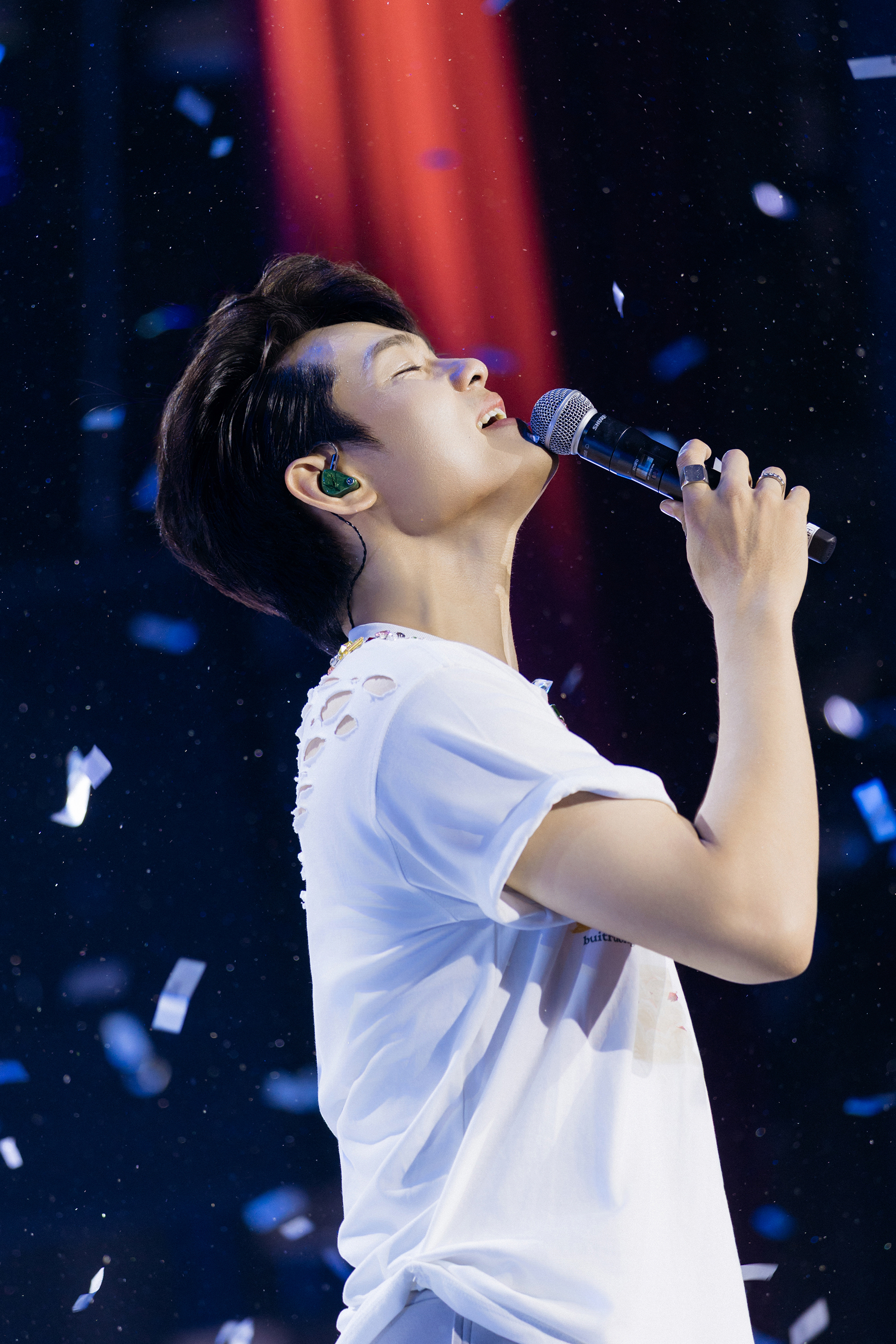 'Anh trai' 9x bật kh&oacute;c nức nở tr&ecirc;n s&acirc;n khấu - Ảnh 7.