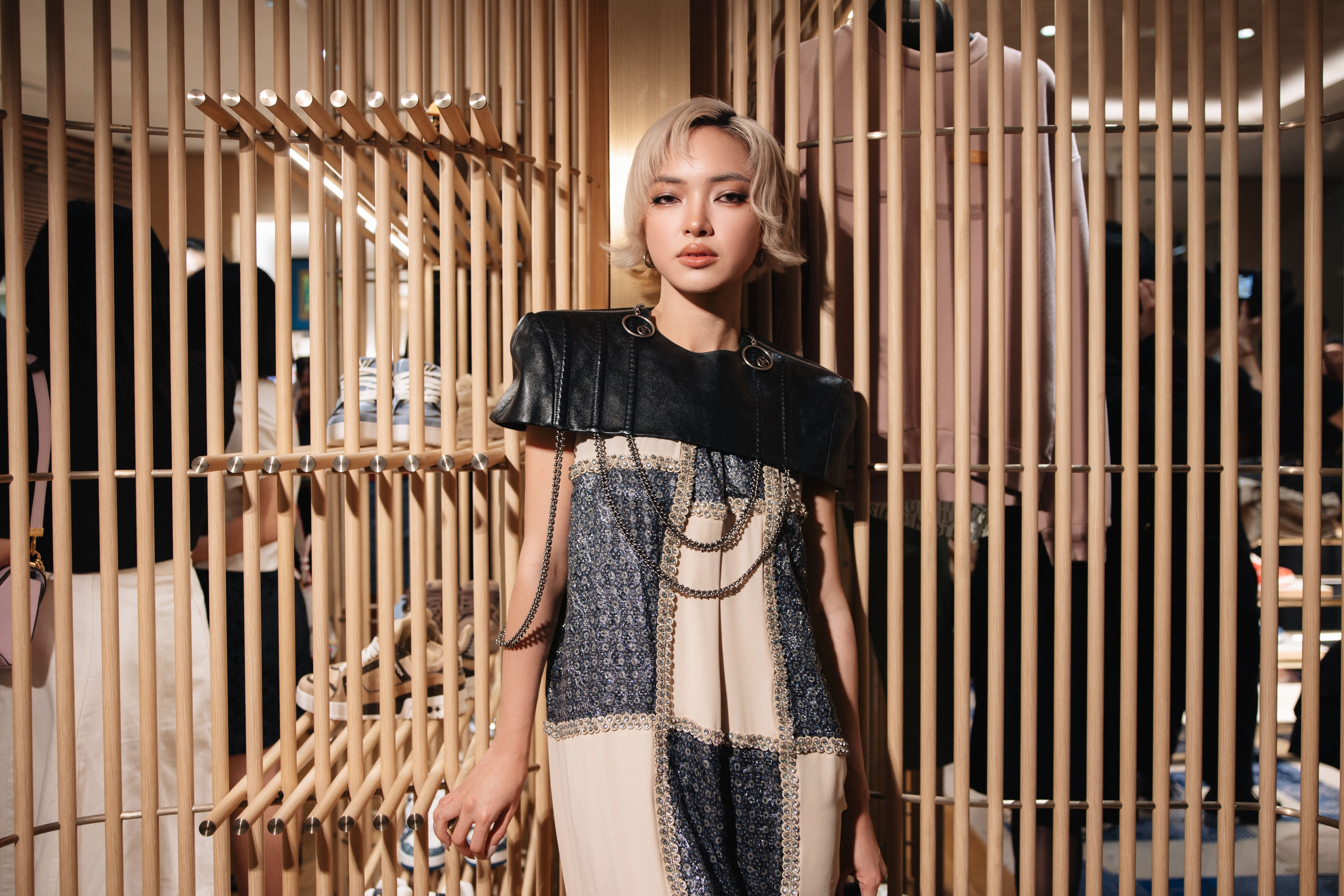 Diễn vi&ecirc;n 'Mưa đỏ' đọ visual c&ugrave;ng d&agrave;n anh trai tại sự kiện - Ảnh 8.