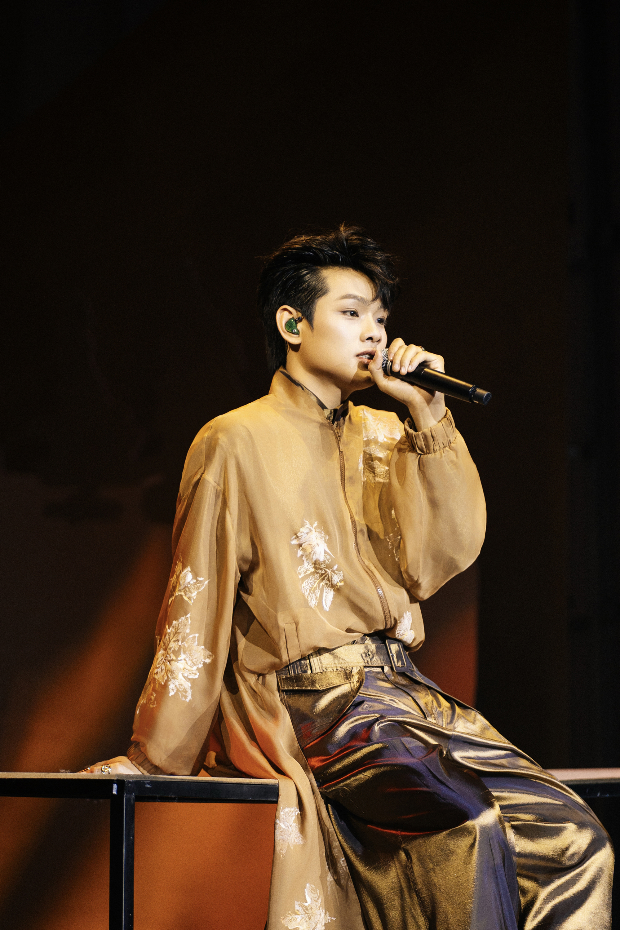 'Anh trai' 9x bật kh&oacute;c nức nở tr&ecirc;n s&acirc;n khấu - Ảnh 6.