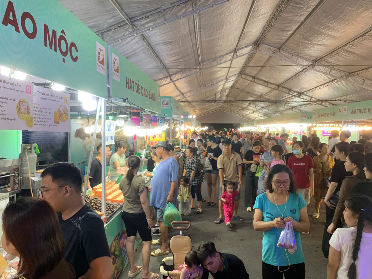 Người trẻ rủ nhau đến đây ăn bánh dân gian thỏa thích - Ảnh 1.